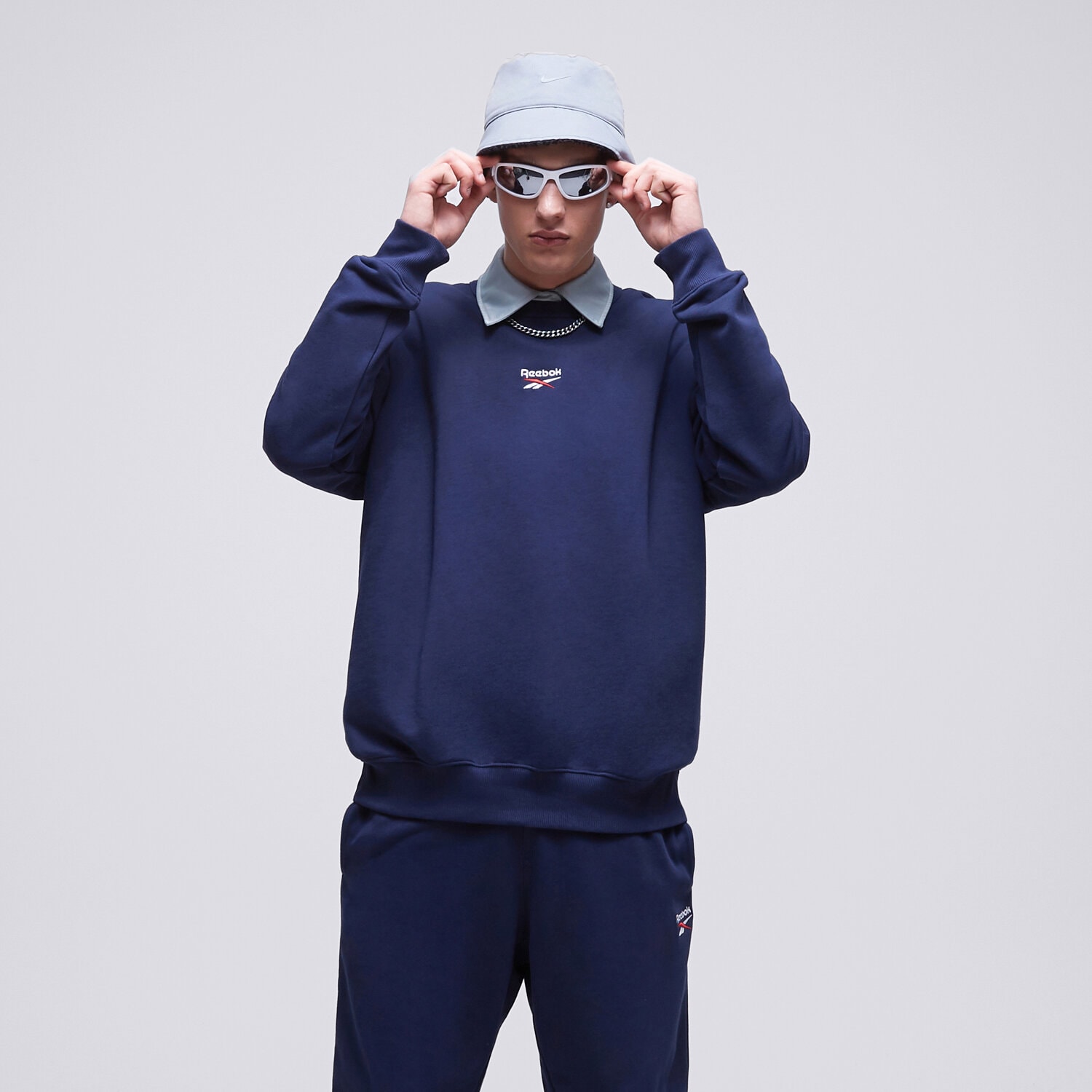 Bluza męska REEBOK BLUZA CL SV CREW HS7146 GRANATOWY