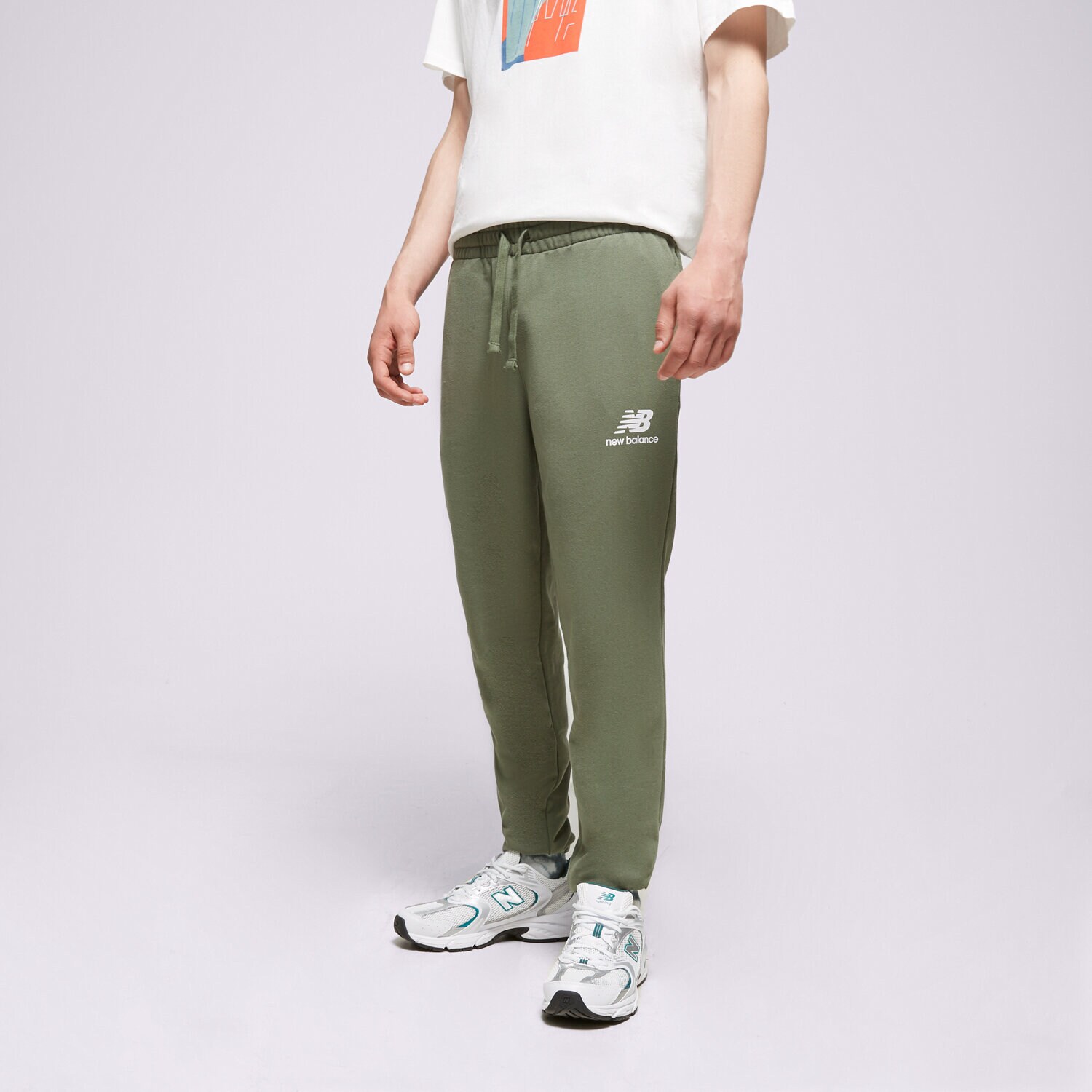 Spodnie sportowe męskie NEW BALANCE SPODNIE ESSENTIALS STACKED LOGO MP31539DON ZIELONY