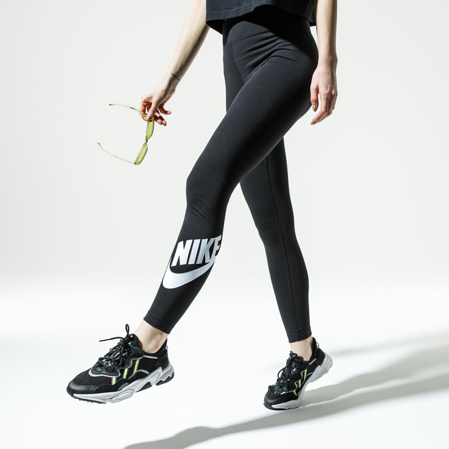 Spodnie sportowe damskie NIKE LEGGINGS W NSW LEGASEE LGNG HW FUTURA CJ2297-011 CZARNY