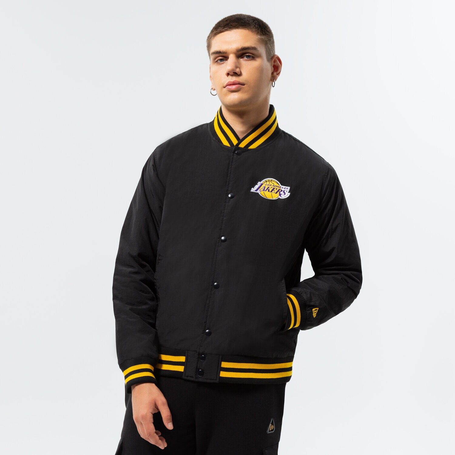 Kurtka wiosenna / jesienna męska NEW ERA KURTKA TEAM LOGO BOMBER LAKERS LOS ANGELES LAKERS BL 60284782 CZARNY