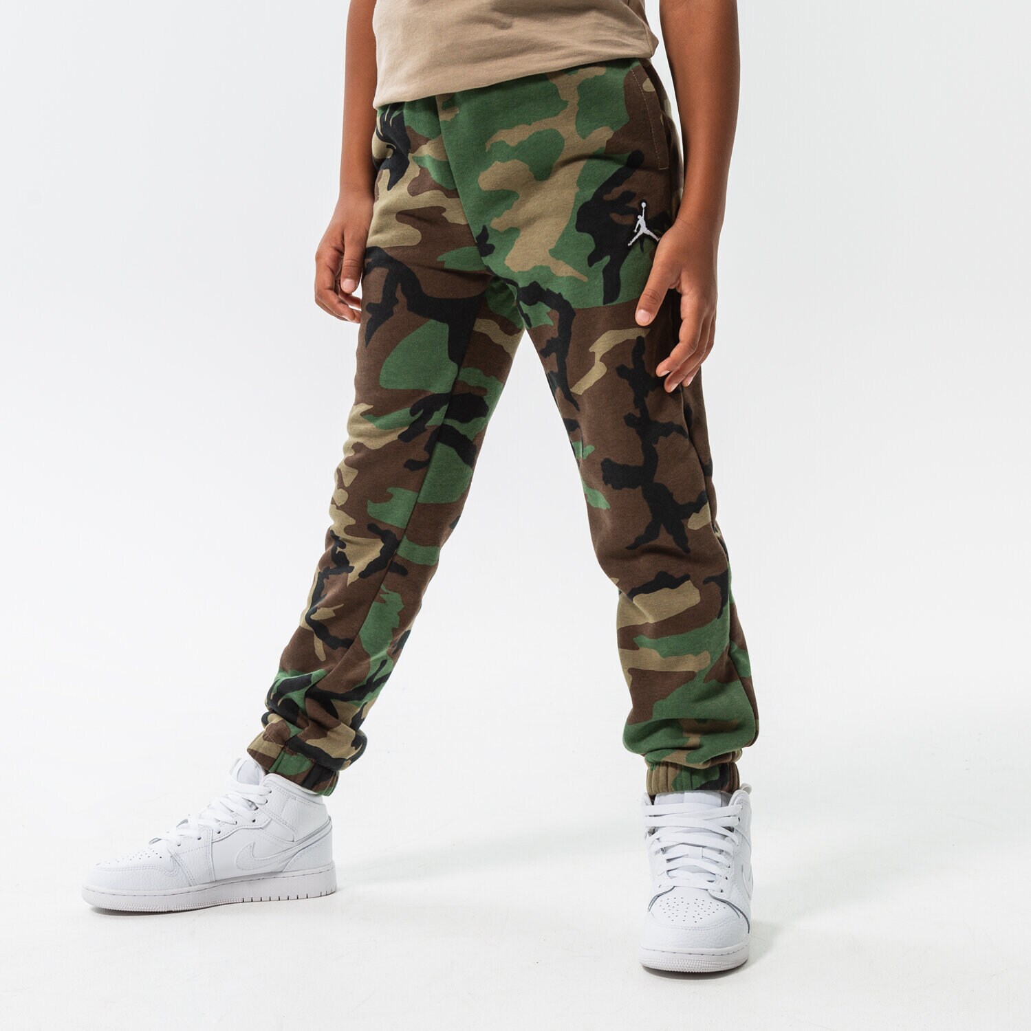 Sportowe spodnie dziecięce JORDAN SPODNIE ESSENTIALS CAMO PANTS BOY 95A718-E4F KHAKI