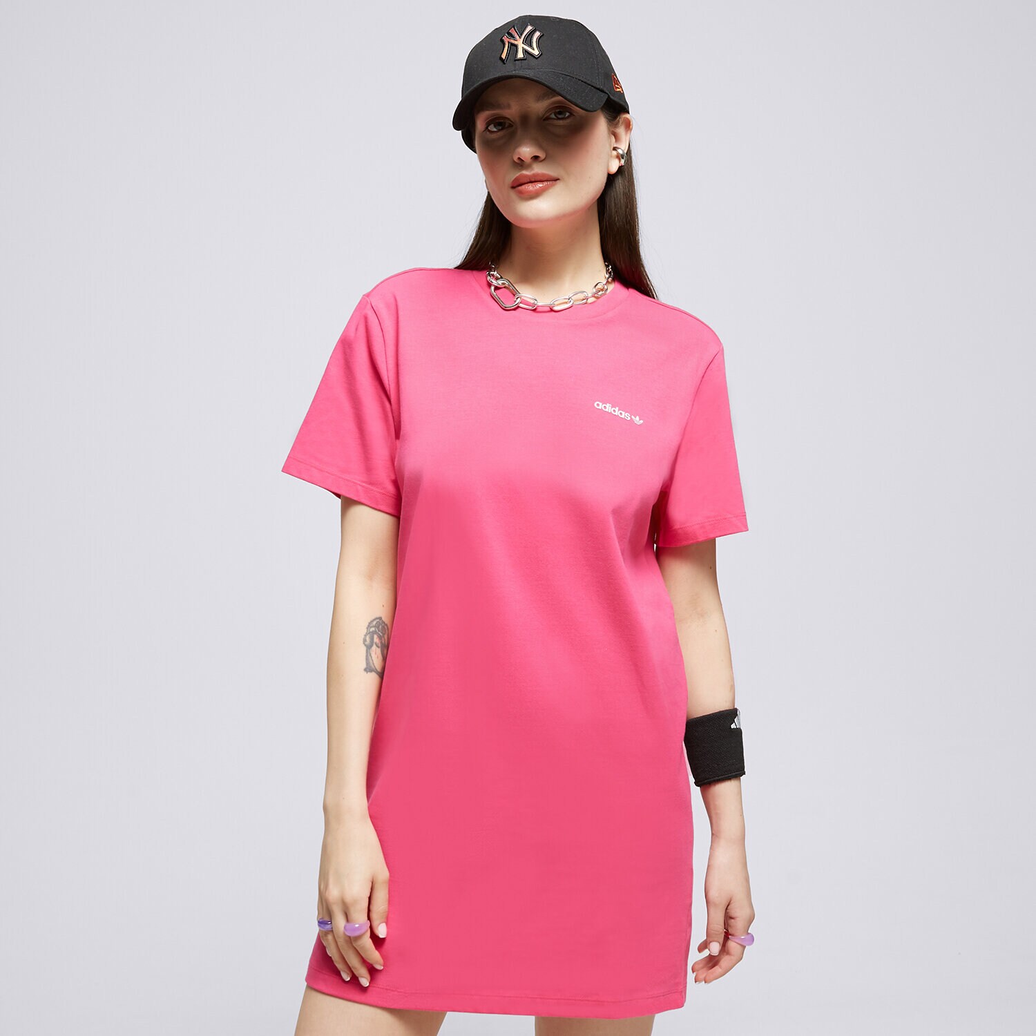 Modna sukienka sportowa ADIDAS LINEAR T SHIRT DRESS HS4300 RÓŻOWY