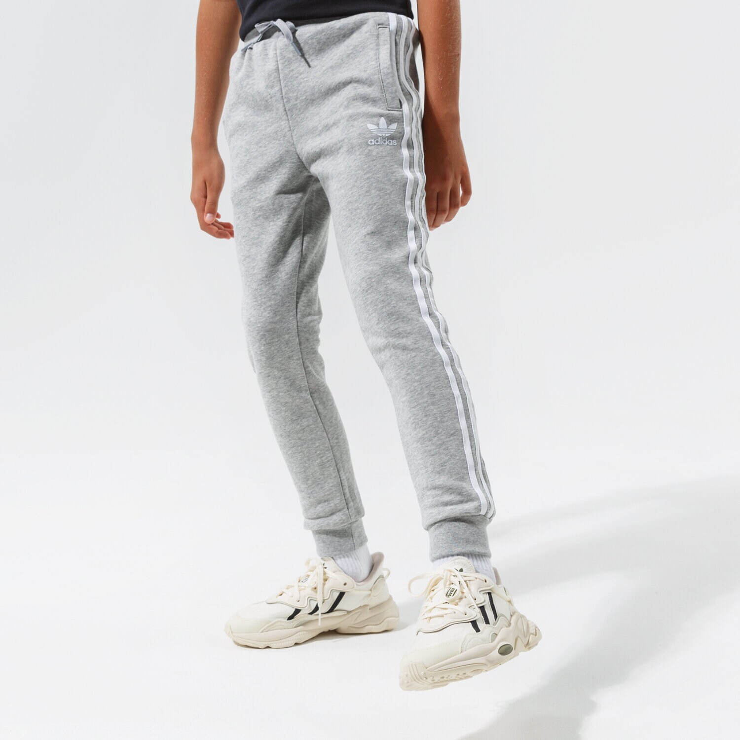 Sportowe spodnie dziecięce ADIDAS SPODNIE TREFOIL PANTS BOY GD2705 SZARY