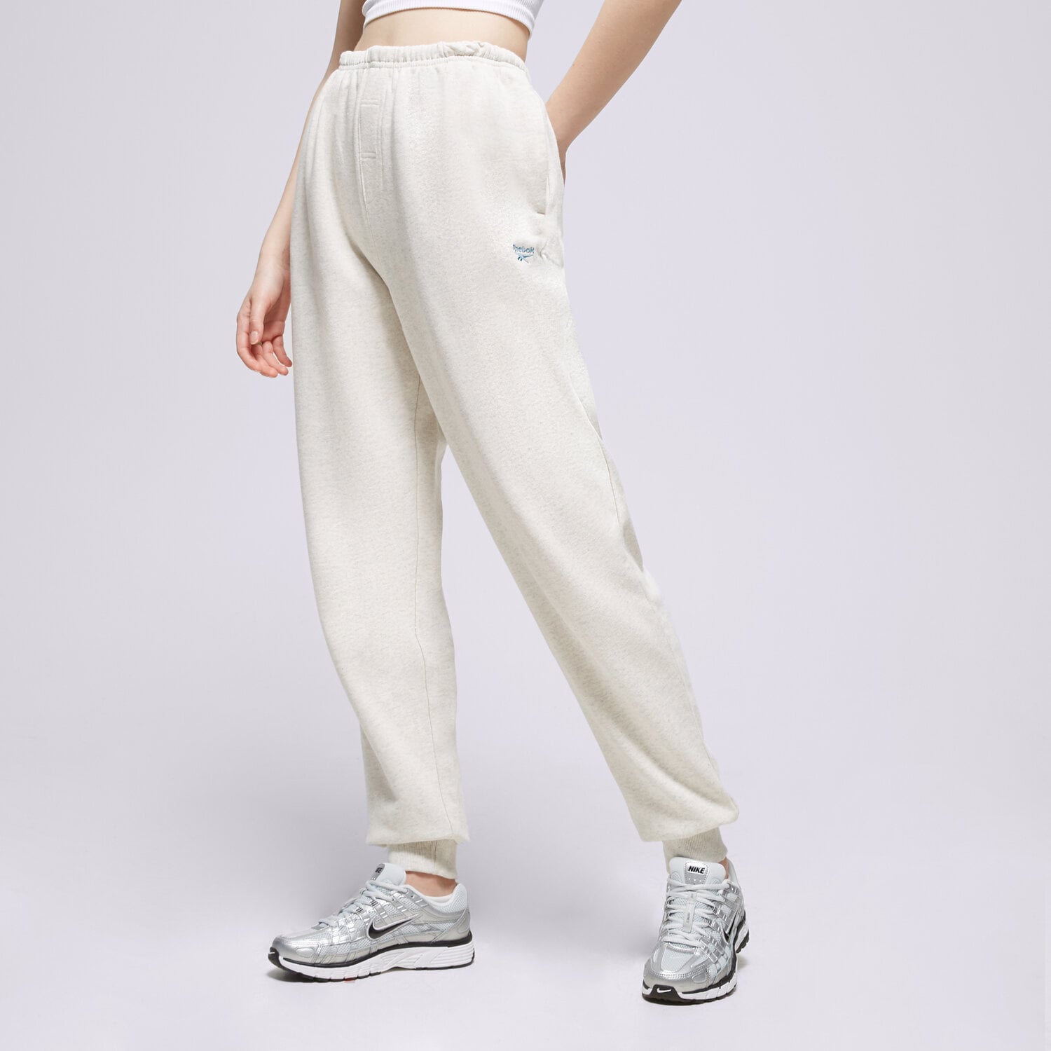 Spodnie sportowe damskie REEBOK SPODNIE CL AE ARCHIVE FIT FT PANT IC8096 BIAŁY