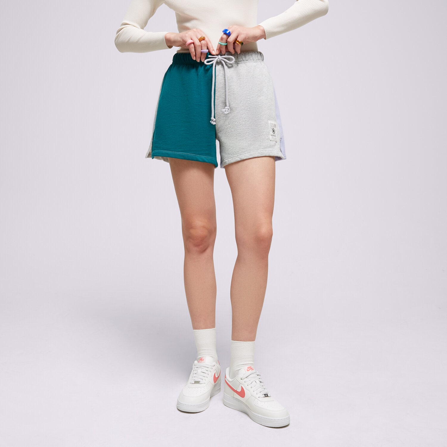 Krótkie spodenki, szorty damskie LEVI'S SZORTY GRAPHIC COURT SWEATSHORT A50070003 MULTICOLOR