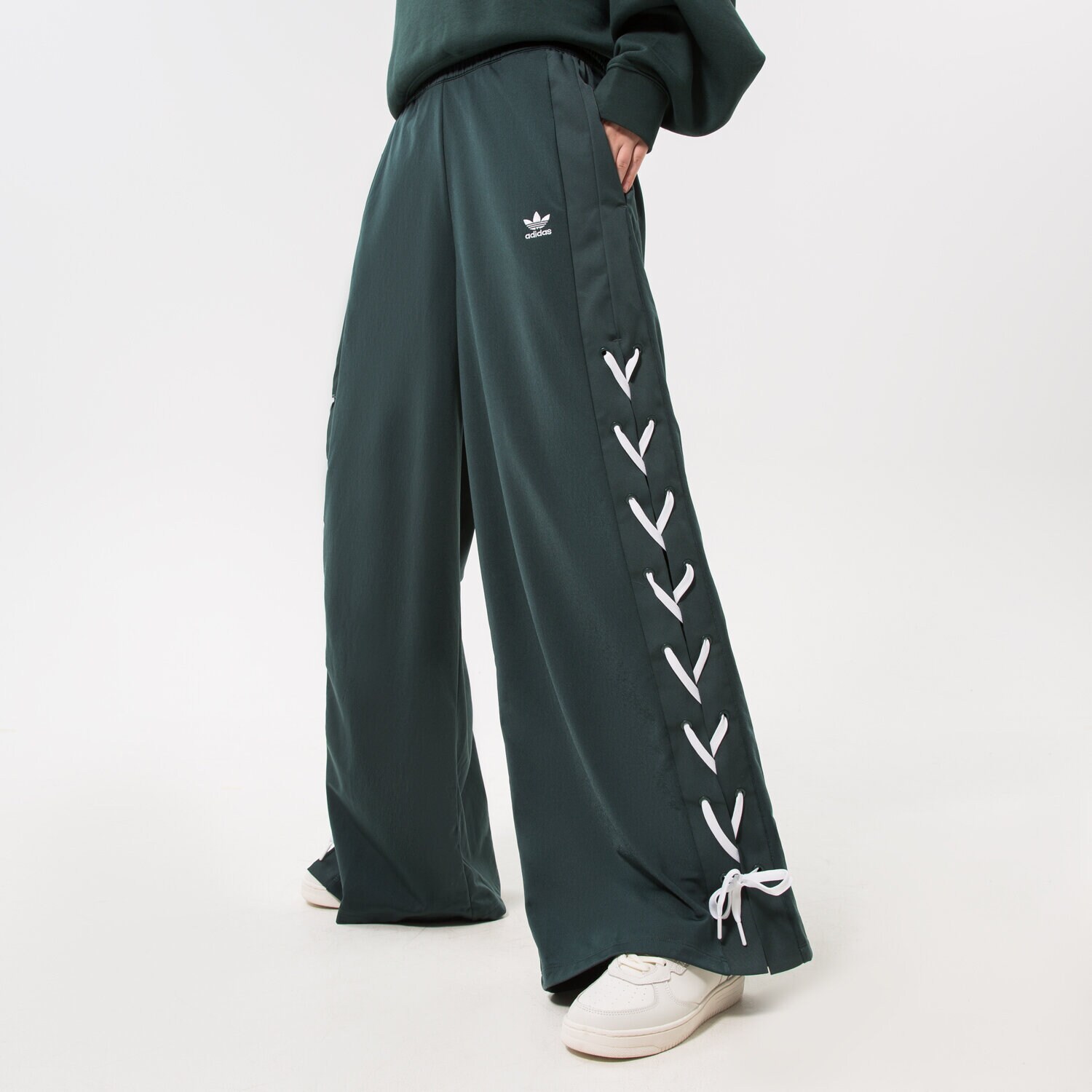 Spodnie sportowe damskie ADIDAS SPODNIE WIDE LEG PANT HK5086 ZIELONY