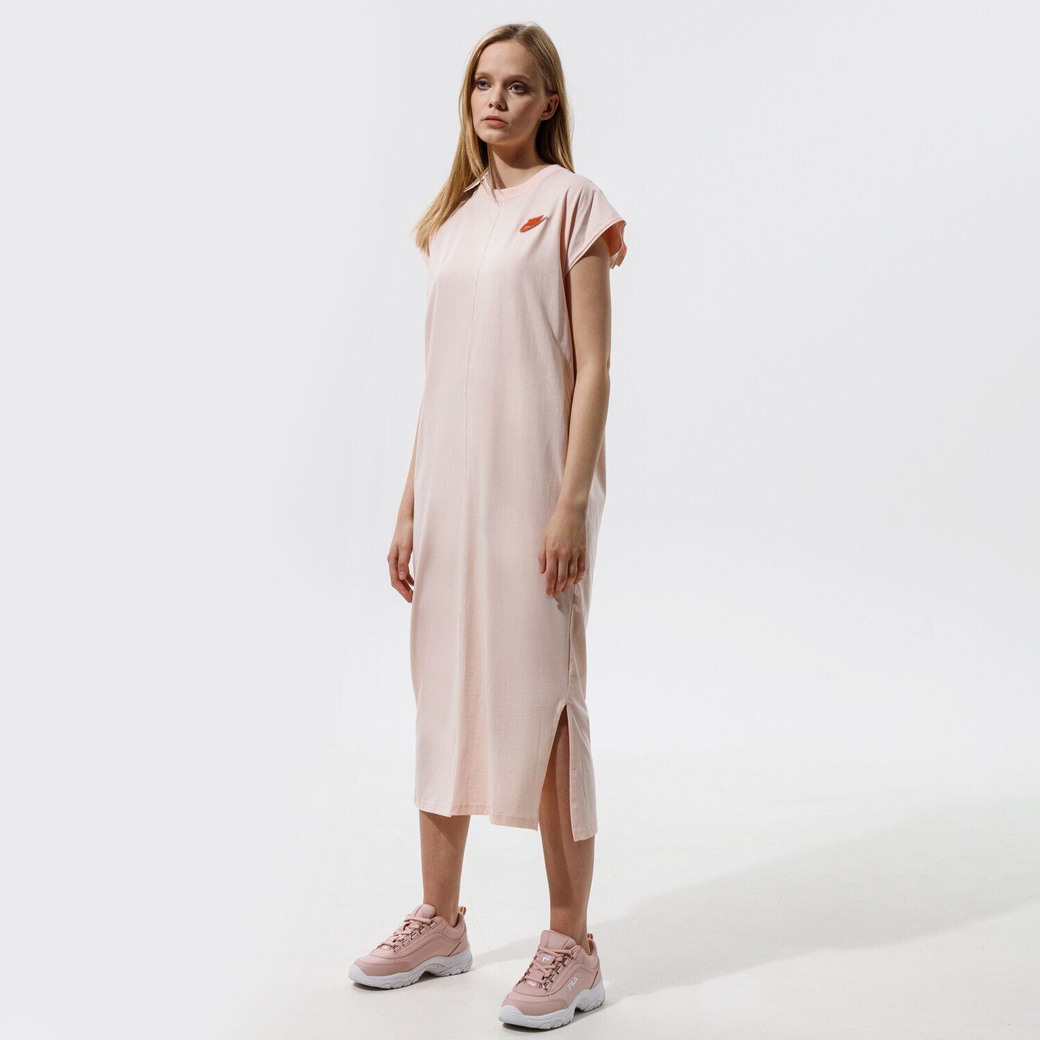 Modna sukienka sportowa NIKE SUKIENKA W NSW DRESS EARTH DAY FT CZ9247-805 RÓŻOWY