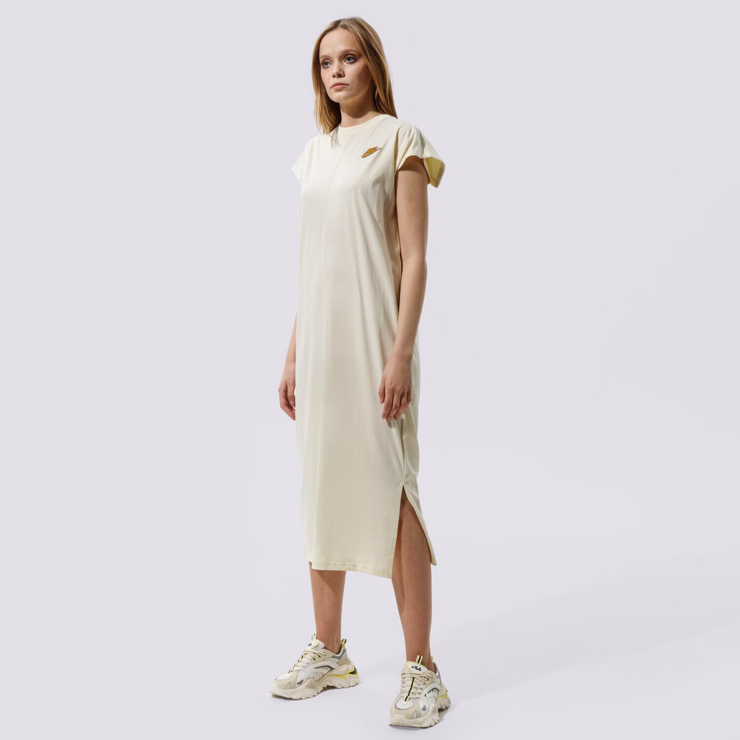 Modna sukienka sportowa NIKE SUKIENKA W NSW DRESS EARTH DAY FT CZ9247-113 BEŻOWY
