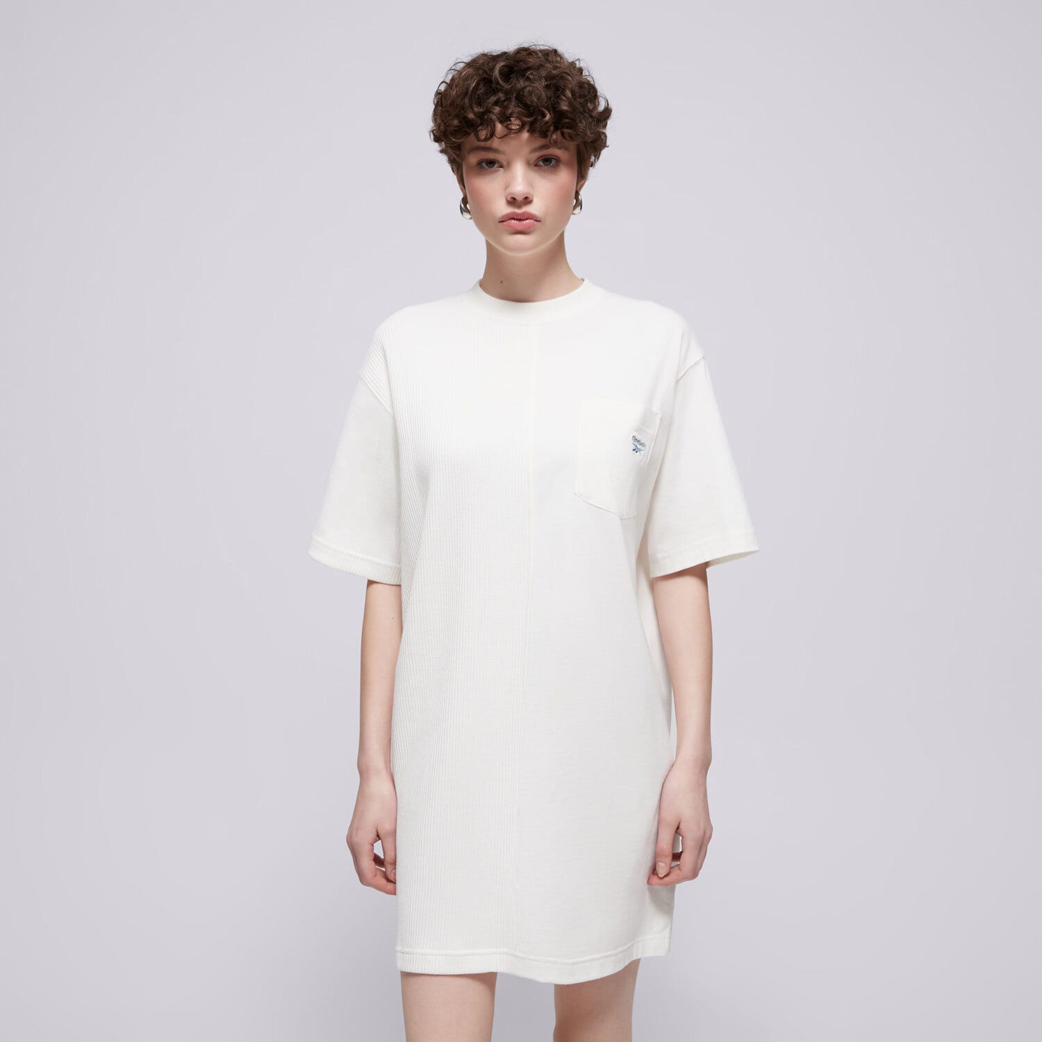 Modna sukienka sportowa REEBOK SUKIENKA CL AE TEE DRESS IC8098 BIAŁY