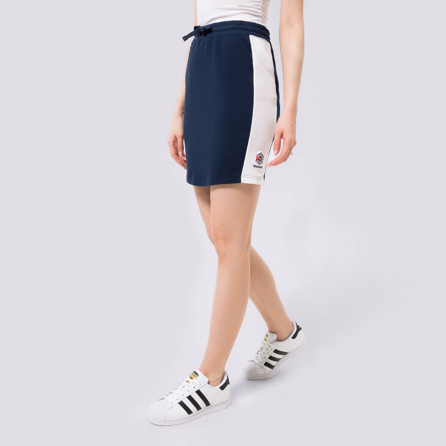 Modna sukienka sportowa REEBOK SPÓDNICZKA DH1353 DH1353 GRANATOWY