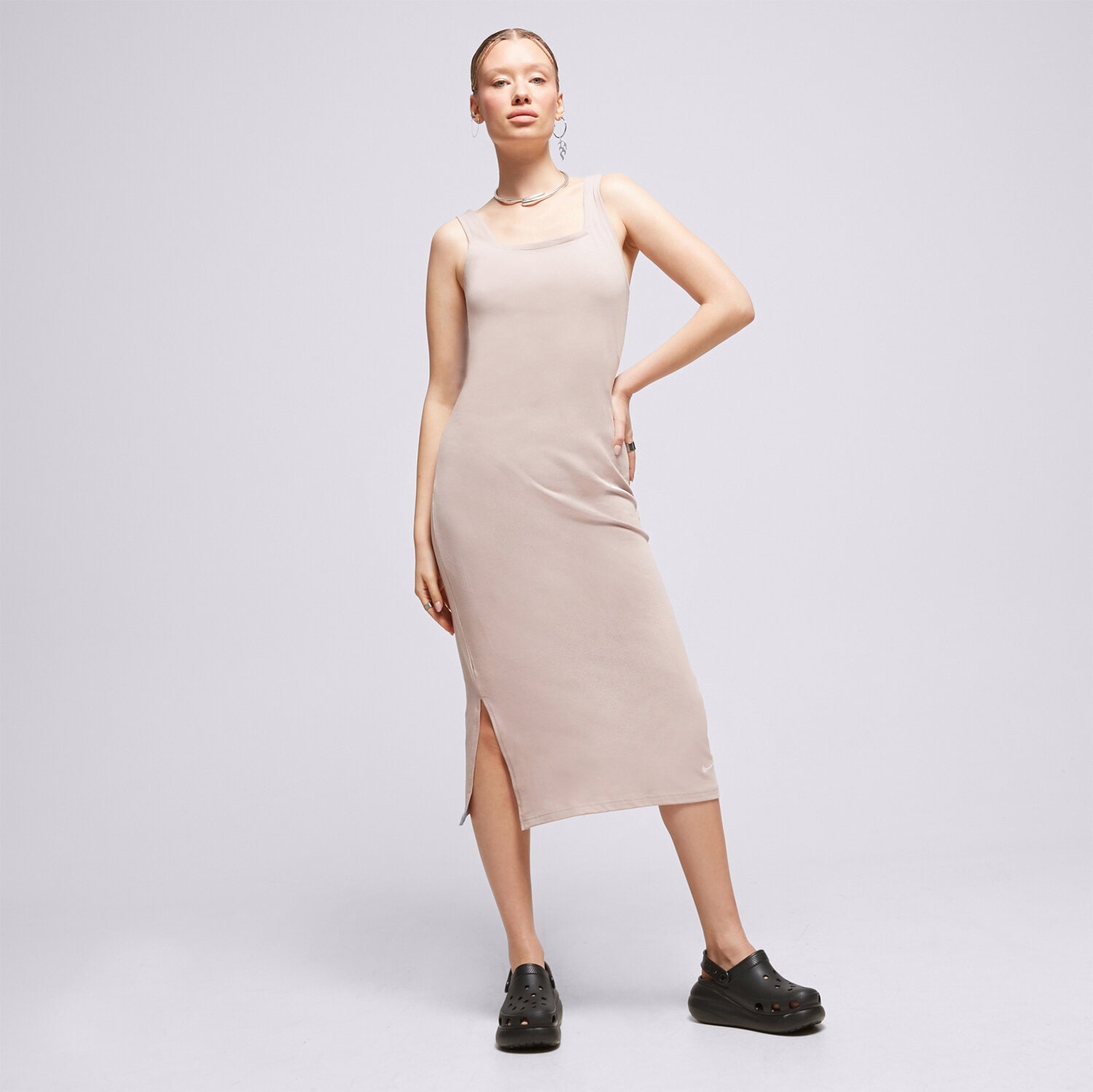 Modna sukienka sportowa NIKE SUKIENKA W NSW JRSY CAMI DRESS MIDI DV7954-272 BEŻOWY