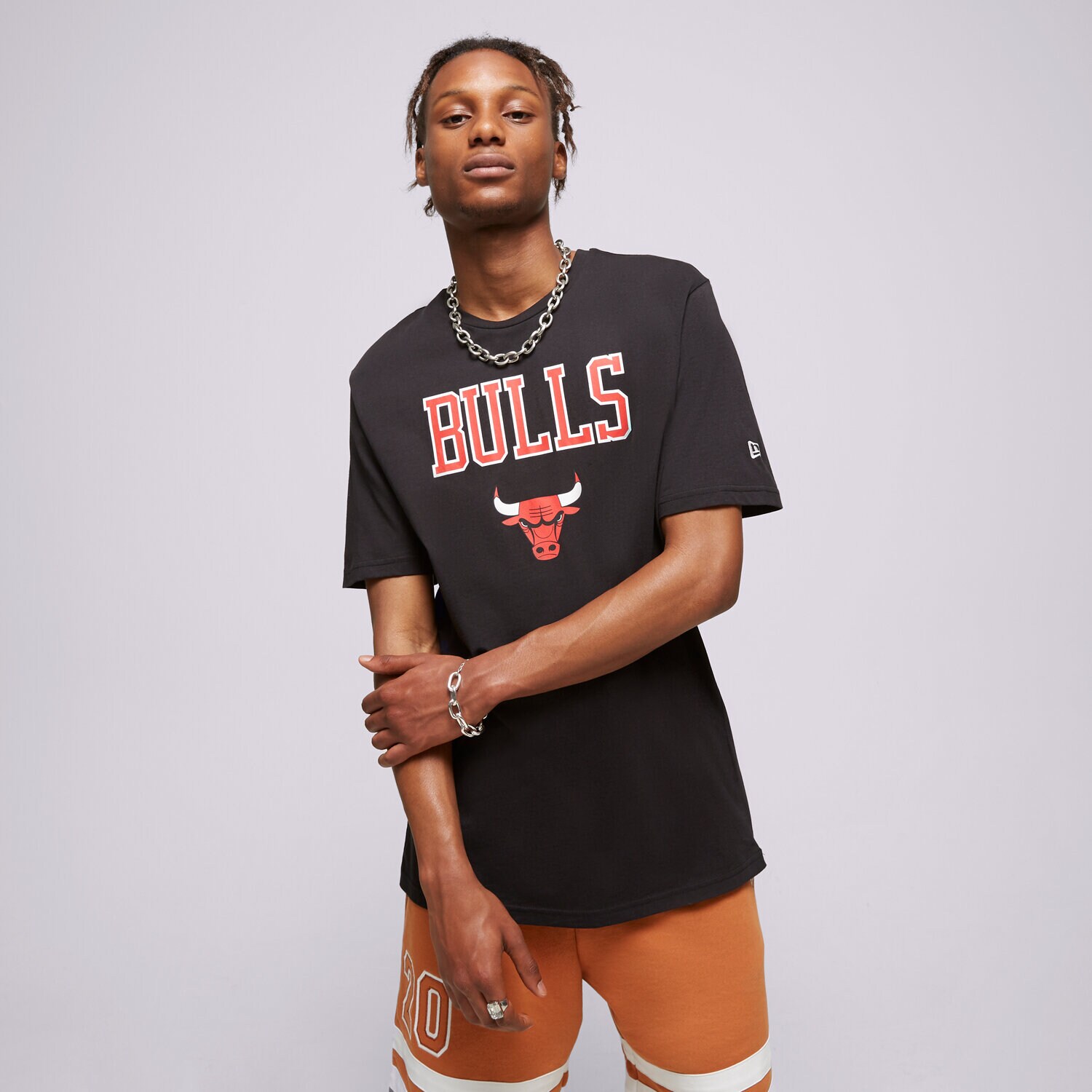Koszulka, t-shirt sportowy męski NEW ERA T-SHIRT NBA TEAM LOGO BULLS CHICAGO BULLS 60357049 CZARNY