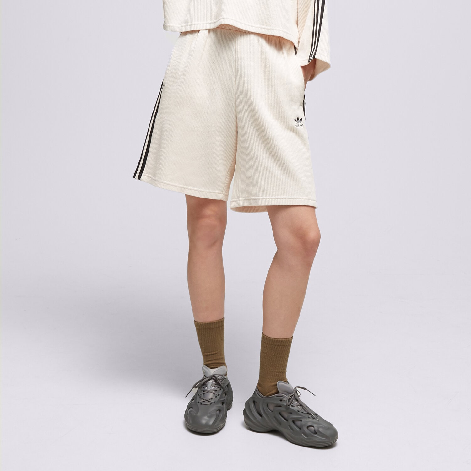 Krótkie spodenki, szorty damskie ADIDAS SZORTY BERMUDA SHORTS IC5450 BIAŁY