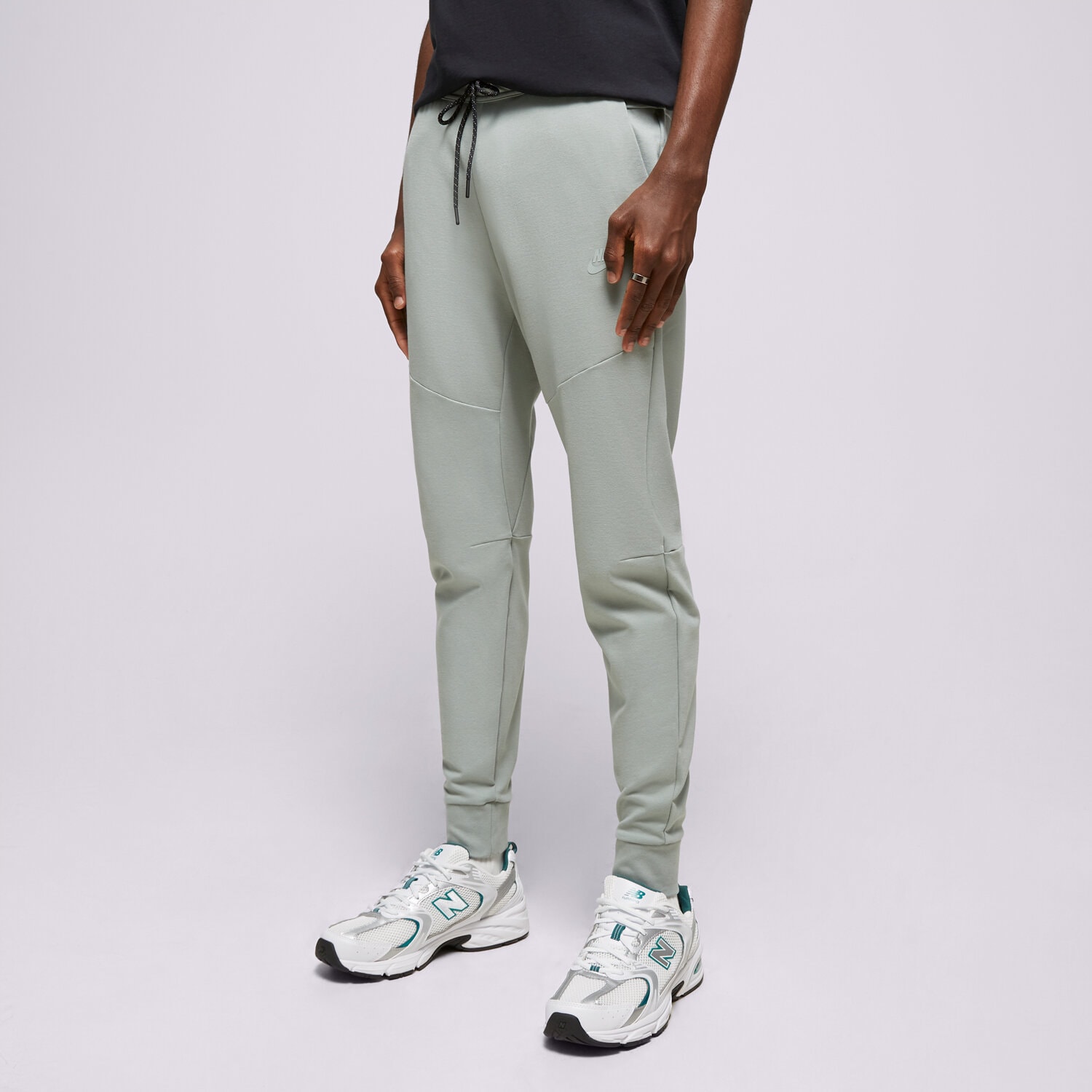 Spodnie sportowe męskie NIKE SPODNIE M NK TECH LGHTWHT JGGR DX0826-330 ZIELONY