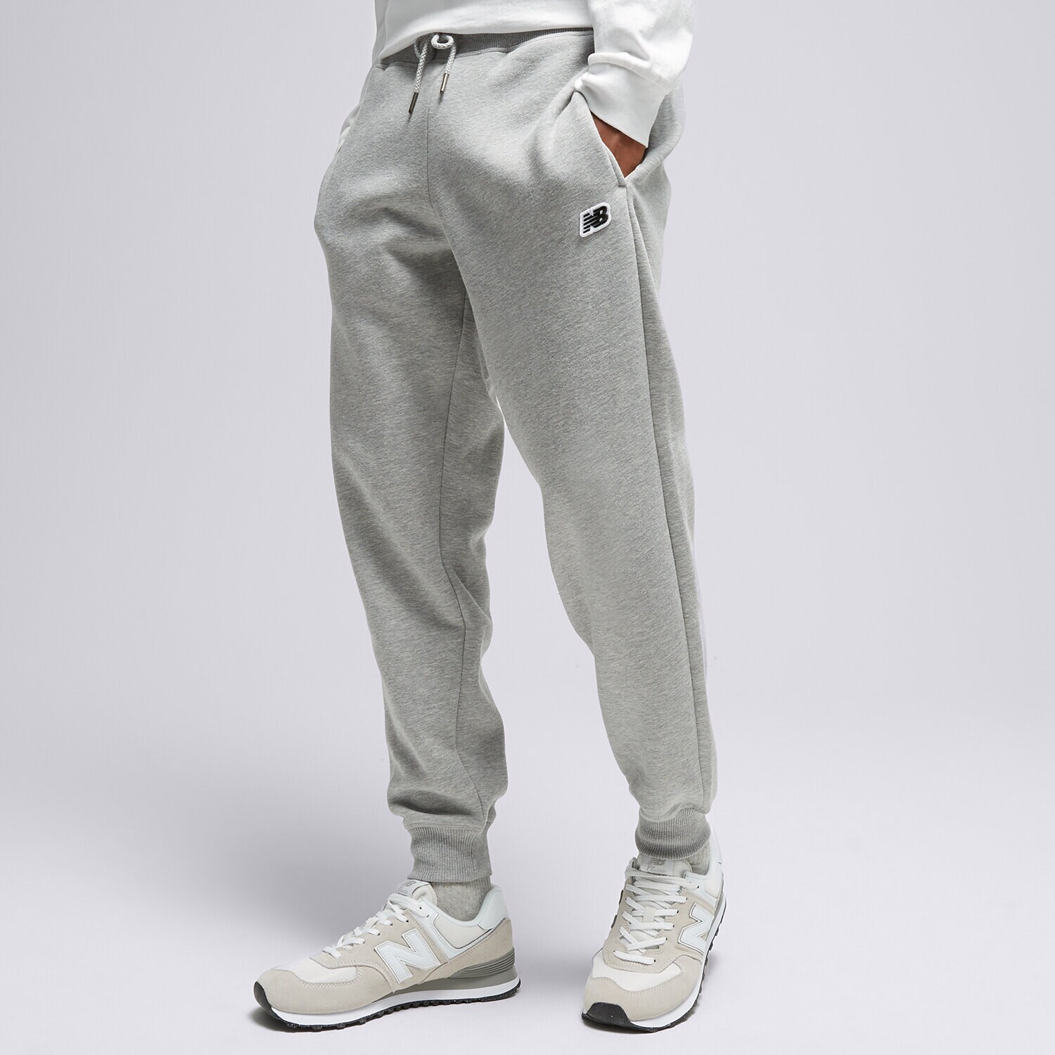 Spodnie sportowe męskie NEW BALANCE SPODNIE SMALL PACK PANT SPODNIE MP23600AG SZARY