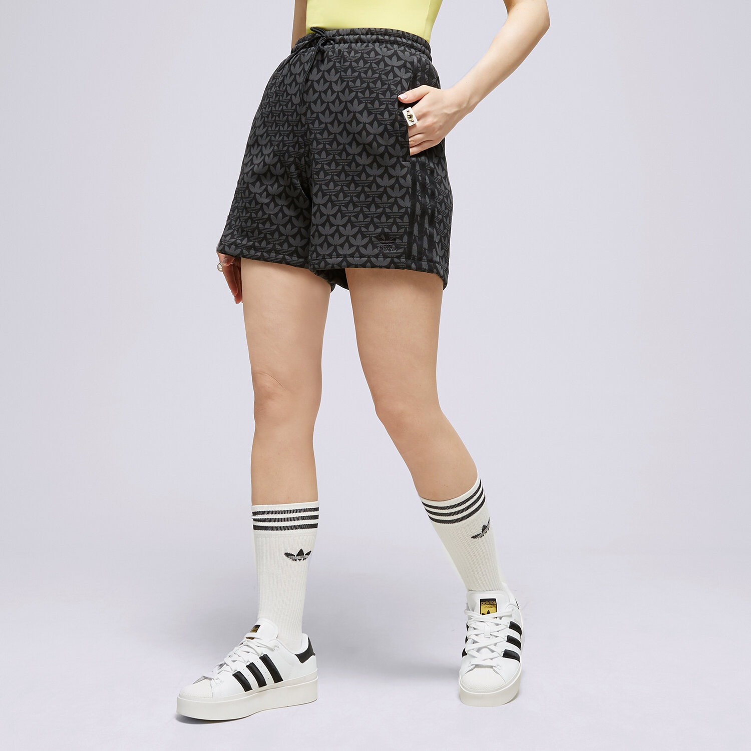Krótkie spodenki, szorty damskie ADIDAS SZORTY MONOGRAM II3189 CZARNY
