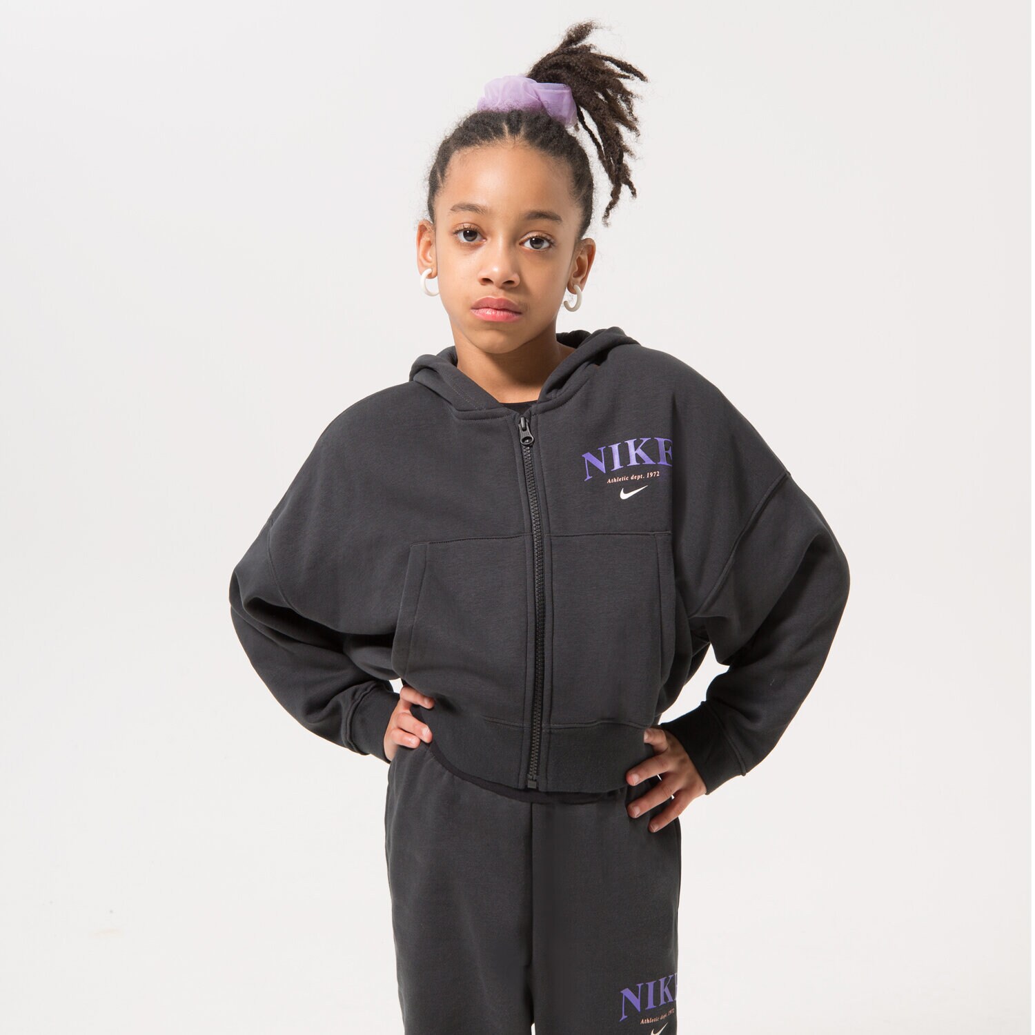 Sportowa bluza dziecięca NIKE BLUZA ROZPINANA G NSW TREND FLC FZ HOODIE GIRL DV2565-045 CZARNY