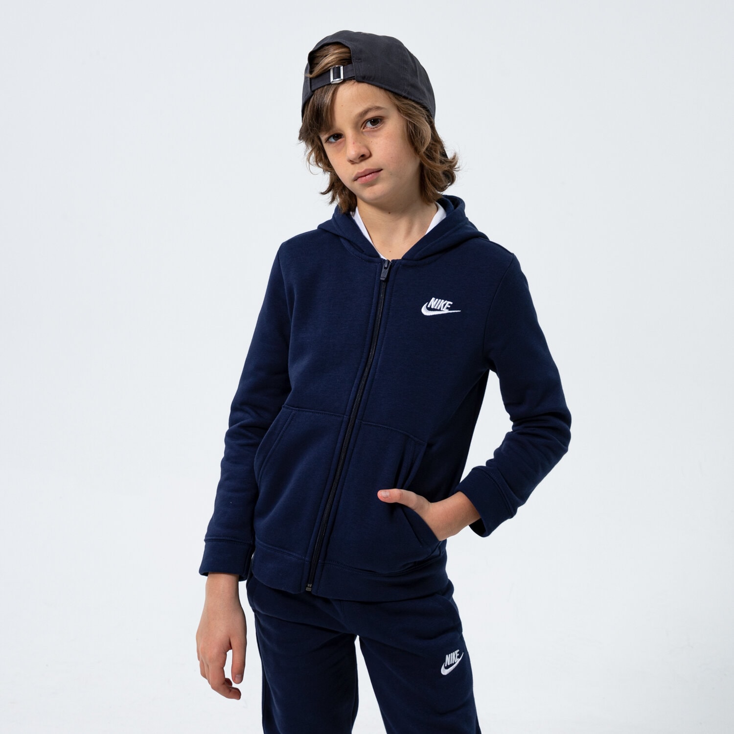 Sportowe spodnie dziecięce NIKE KOMPLET SPORTSWEAR BOY BV3634-410 GRANATOWY