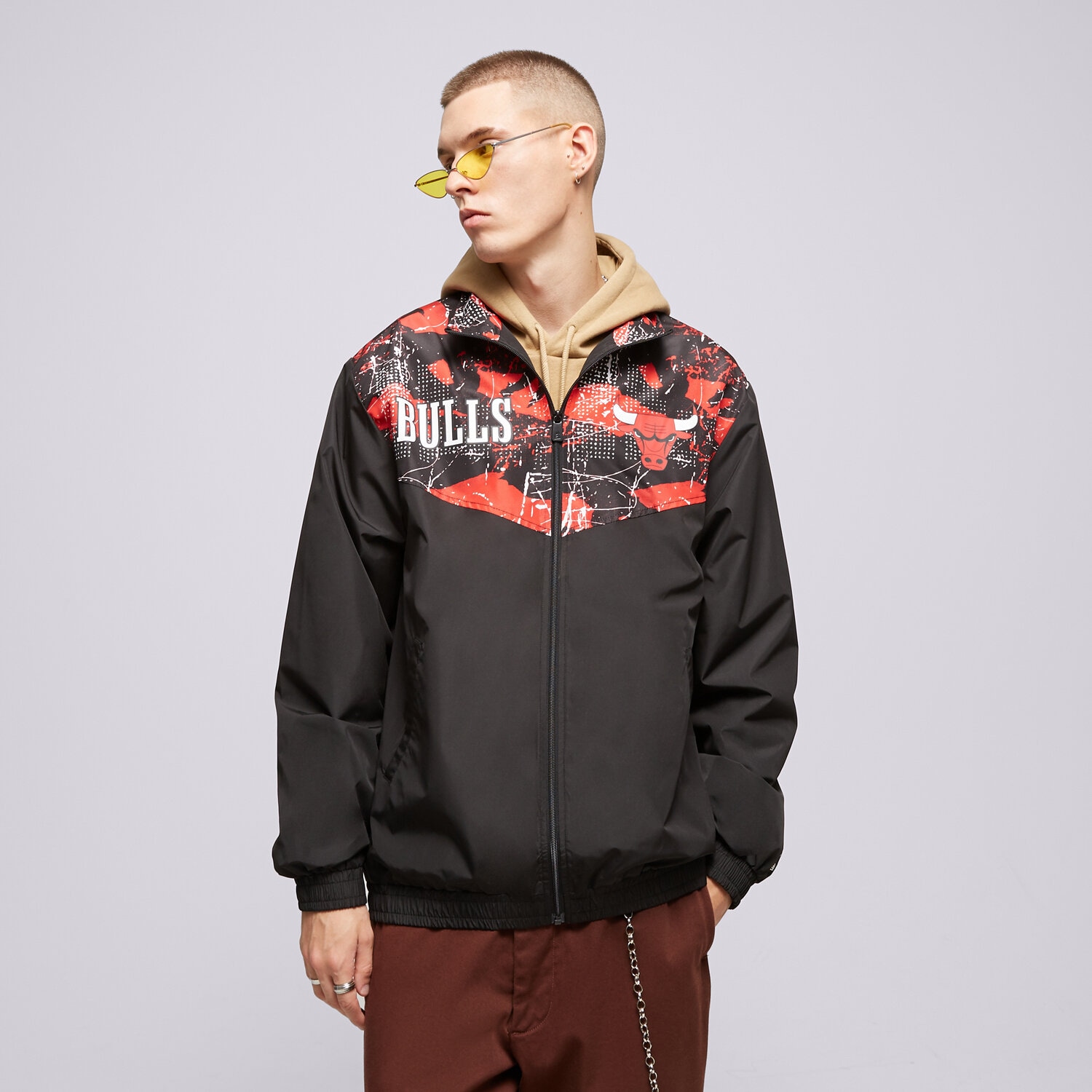 Kurtka wiosenna / jesienna męska NEW ERA KURTKA ORTALION AOP PANEL BULLS CHICAGO BULLS 60332140 CZARNY