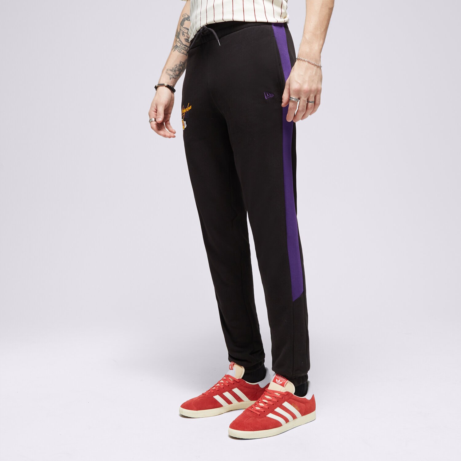 Spodnie sportowe męskie NEW ERA SPODNIE SCRIPT JOGGER LAKERS LOS ANGELES LAKERS 60332192 CZARNY