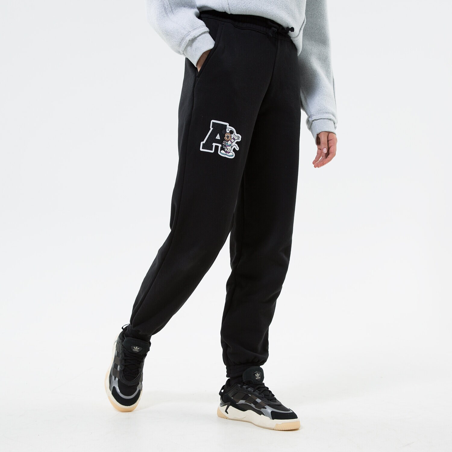 Spodnie sportowe damskie ADIDAS SPODNIE DISNEY JOGGER HL9084 CZARNY