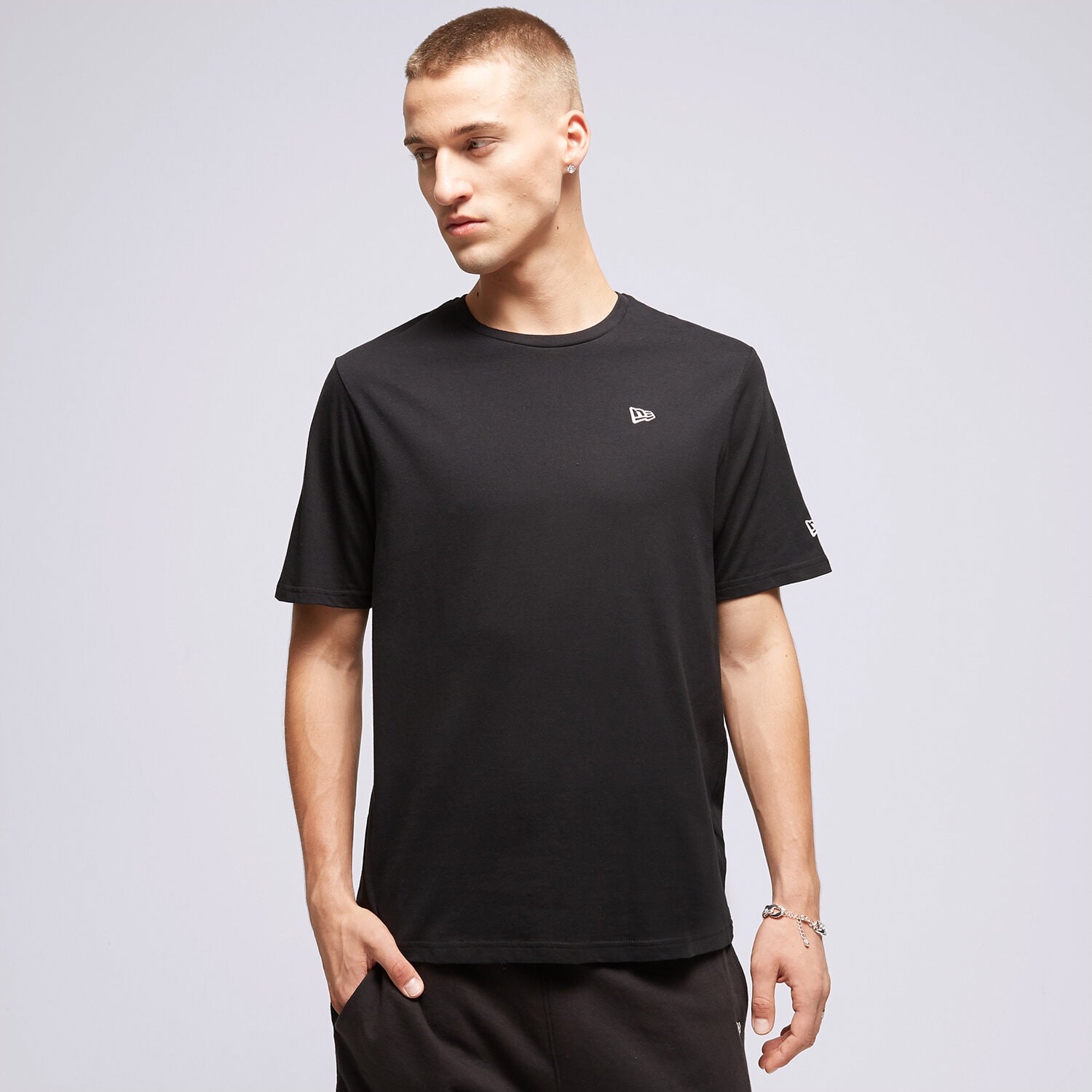 Koszulka, t-shirt sportowy męski NEW ERA T-SHIRT NE ESSENTLS NONE 60416742 CZARNY