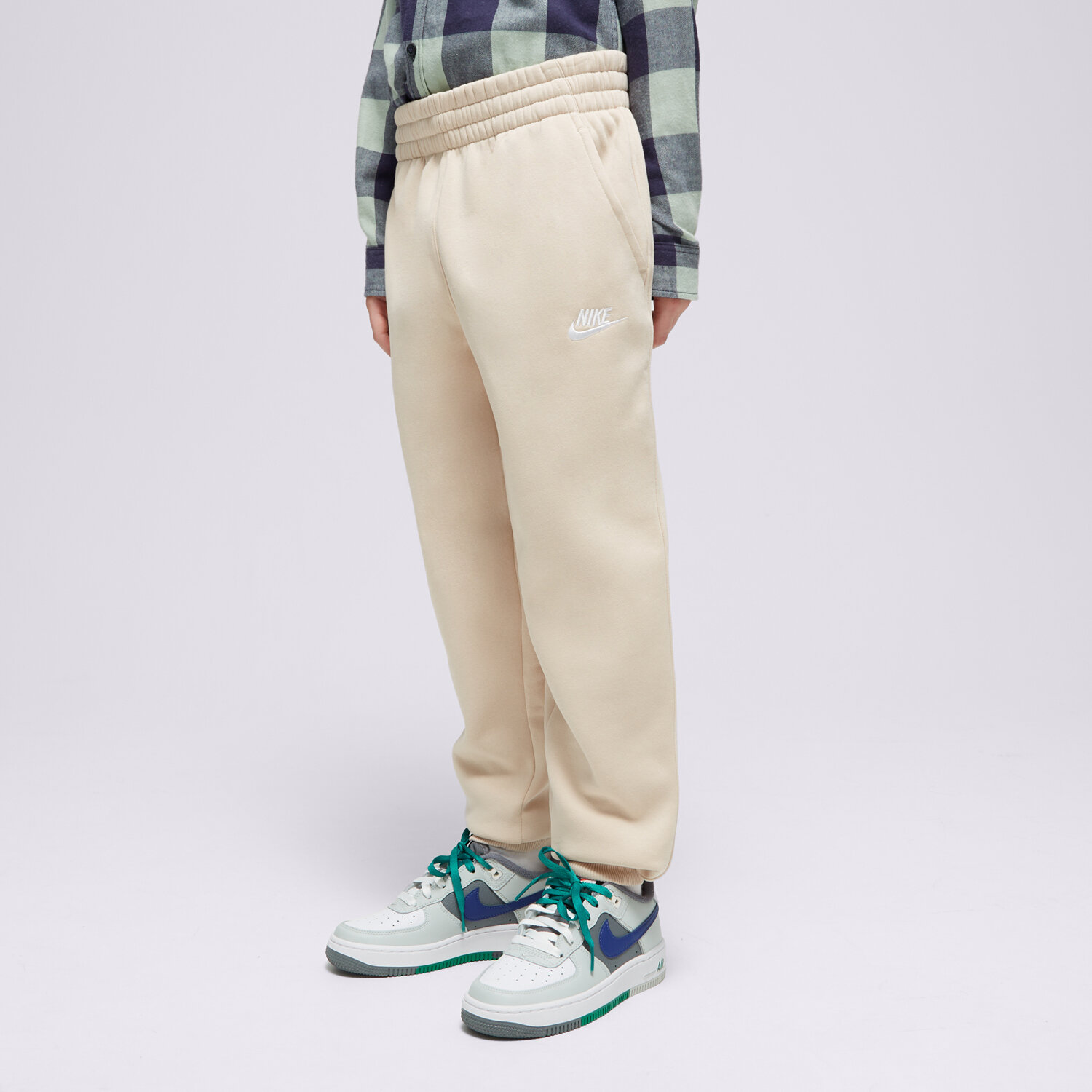 Sportowe spodnie dziecięce NIKE SPODNIE K NSW CLUB FLC JGGR LBR BOY FD3008-126 BEŻOWY
