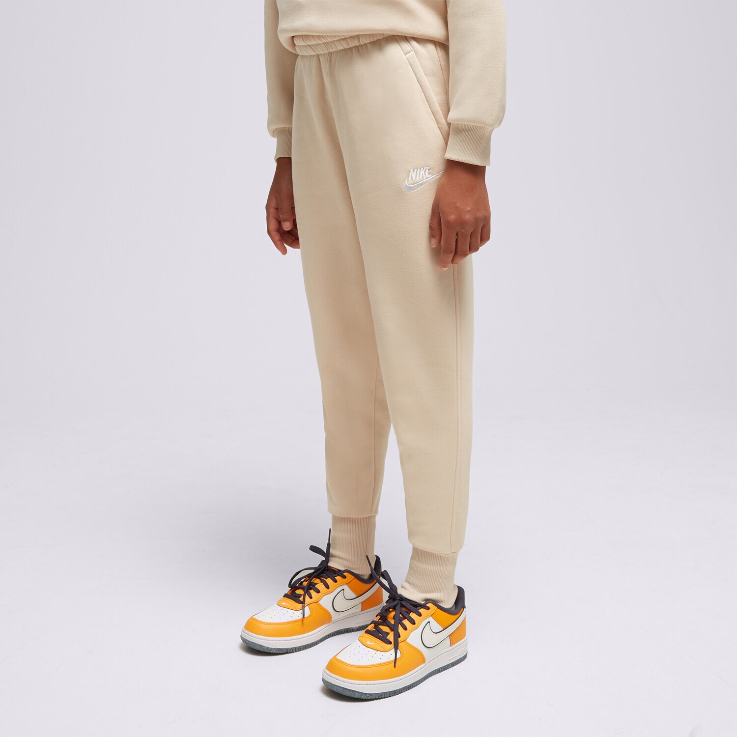 Sportowe spodnie dziecięce NIKE SPODNIE G NSW CLUB FLC HR FTD GIRL FD2921-126 BEŻOWY