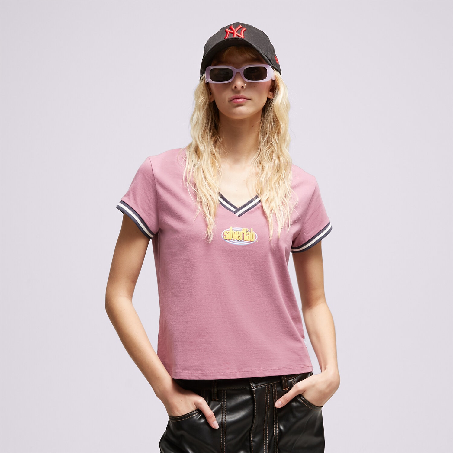 Koszulka, t-shirt damski LEVI'S T-SHIRT GRAPHIC TAI TEE REDS A6068-0003 FIOLETOWY