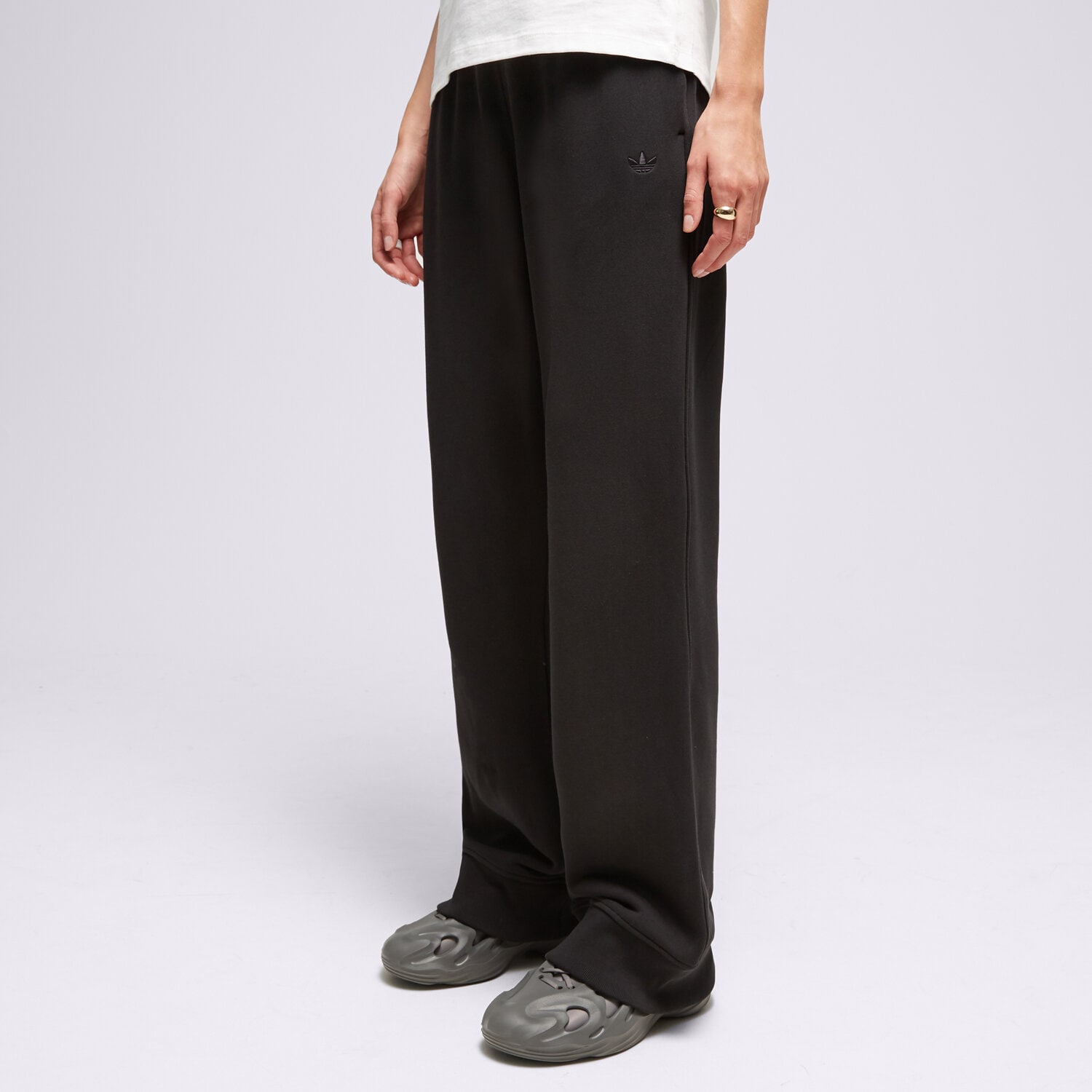 Spodnie sportowe damskie ADIDAS SPODNIE WIDE CUF JOGGER  II8029 CZARNY