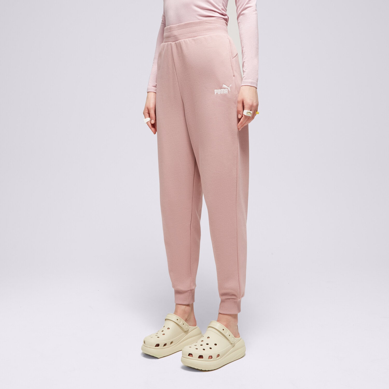 Spodnie sportowe damskie PUMA SPODNIE ESS+ EMBROIDERY HIGH-WAIST PANTS 67000738 RÓŻOWY