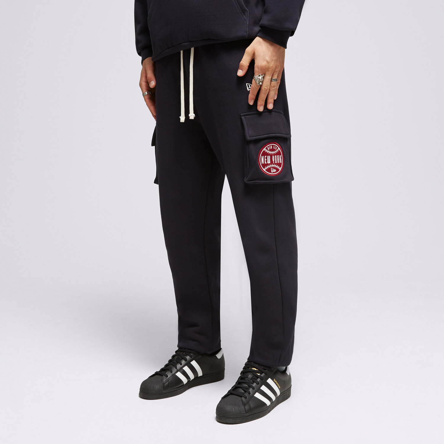 Spodnie sportowe męskie NEW ERA SPODNIE NE CARGO NONE 60416407 GRANATOWY