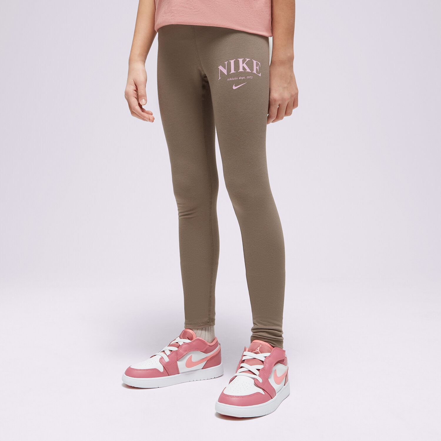 Sportowe spodnie dziecięce NIKE LEGGINGS (G)TREND FAV HW LEG BRN/PNK DZ4617-040 KHAKI