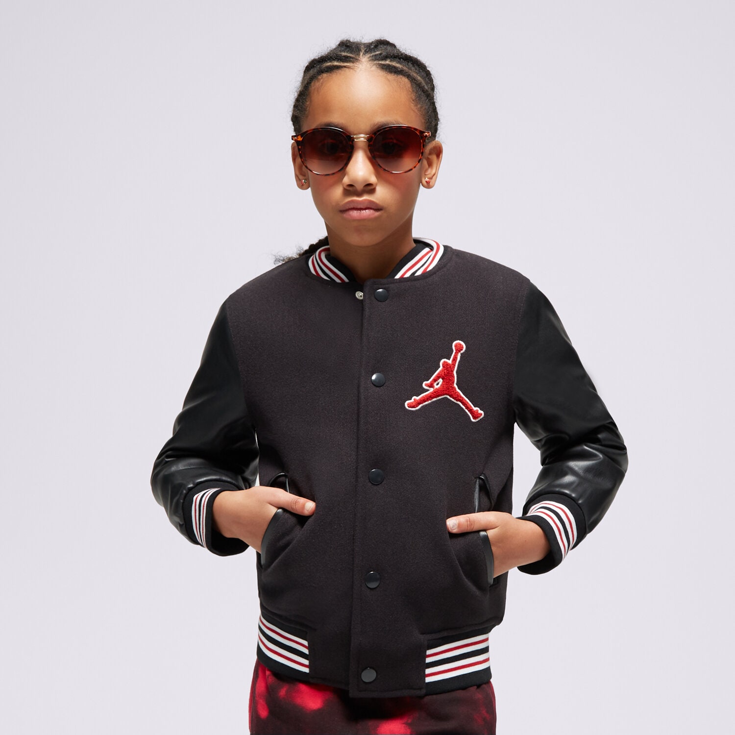Dziecięca kurtka przejściowa (wiosenna/jesienna) JORDAN KURTKA JDG VARSITY BOY 45C486-023 CZARNY