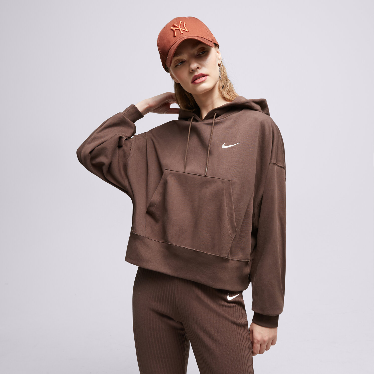 Bluza damska NIKE BLUZA Z KAPTUREM W NSW JRSY OS DM6417-237 BRĄZOWY