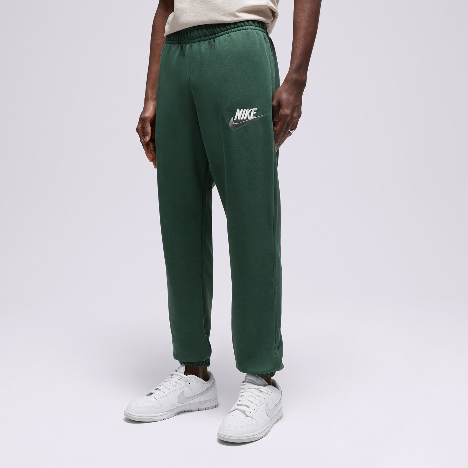 Spodnie sportowe męskie NIKE SPODNIE M NK CLUB+ FT CF PANT LBR FB7687-323 ZIELONY