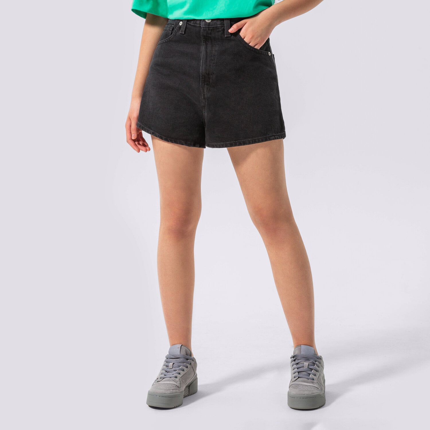 Krótkie spodenki, szorty damskie LEVI'S SZORTY HIGH WAISTED MOM SHORT A1965-0000 CZARNY