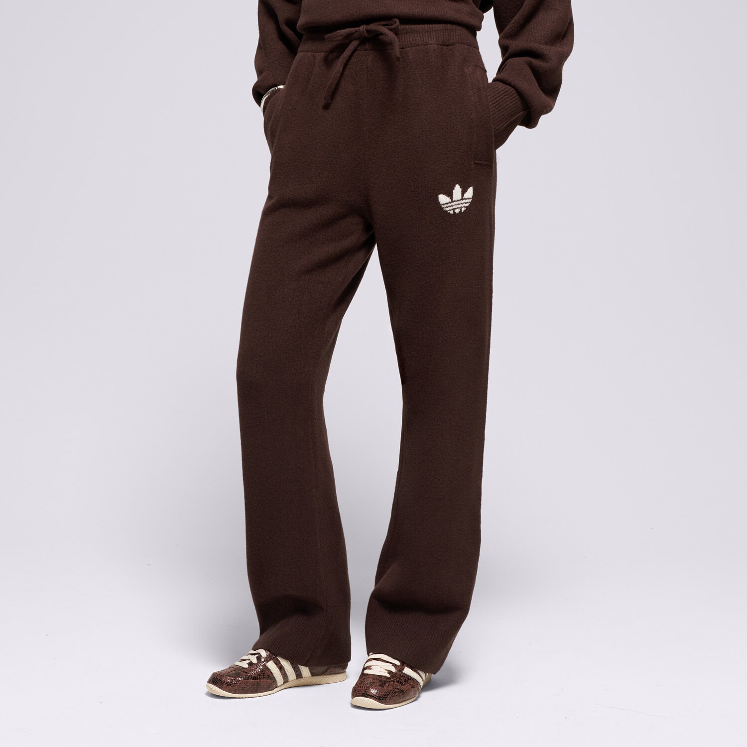 Spodnie sportowe damskie ADIDAS SPODNIE ESS KNIT PANT IA4437 BRĄZOWY