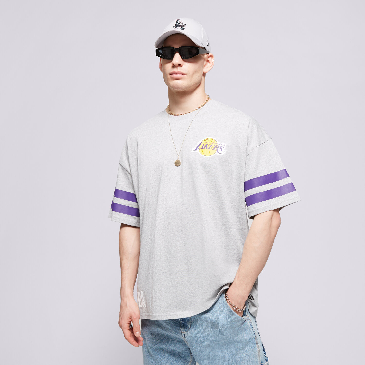 Koszulka, t-shirt sportowy męski NEW ERA T-SHIRT NBA ARCH GRPHC OS LAKERS LOS ANGELES LAKERS 60435435 SZARY