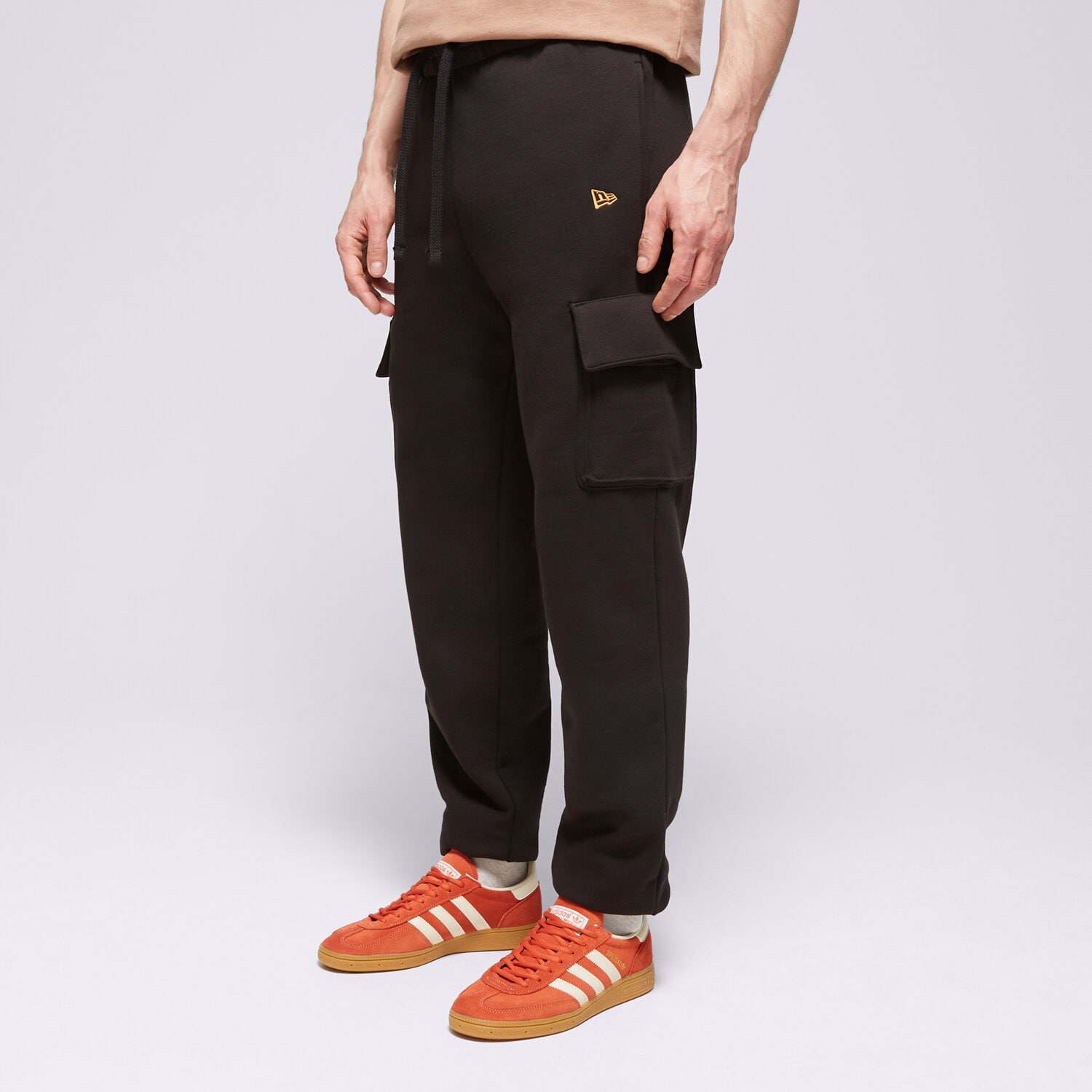 Spodnie sportowe męskie NEW ERA SPODNIE NE SCRIPT CARGO NONE 60435397 CZARNY
