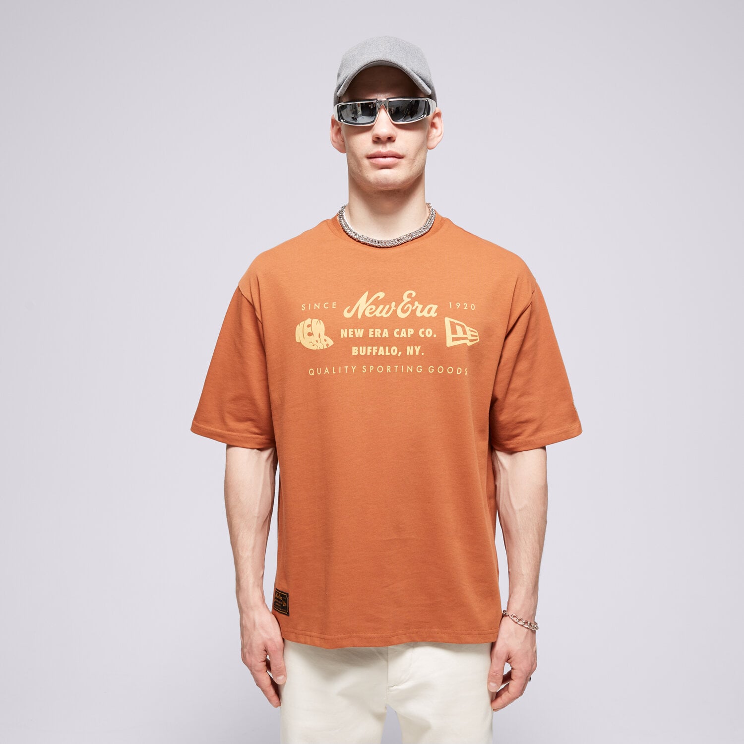 Koszulka, t-shirt sportowy męski NEW ERA T-SHIRT NE HERITAGE PATCH OS NONE 60435368 BRĄZOWY