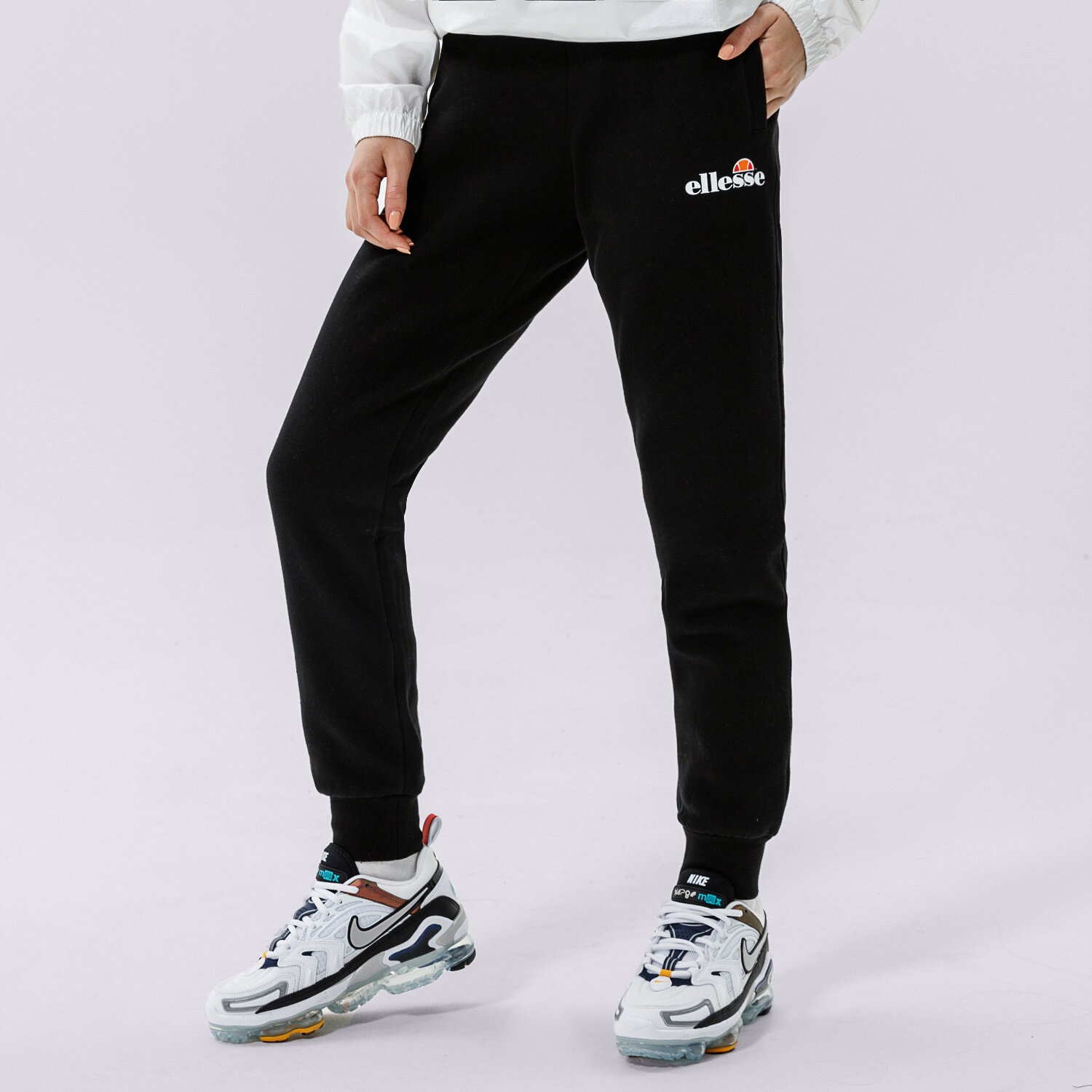 Spodnie sportowe damskie ELLESSE SPODNIE HALLOULI JOG PANTS BLK SGK13652011 CZARNY