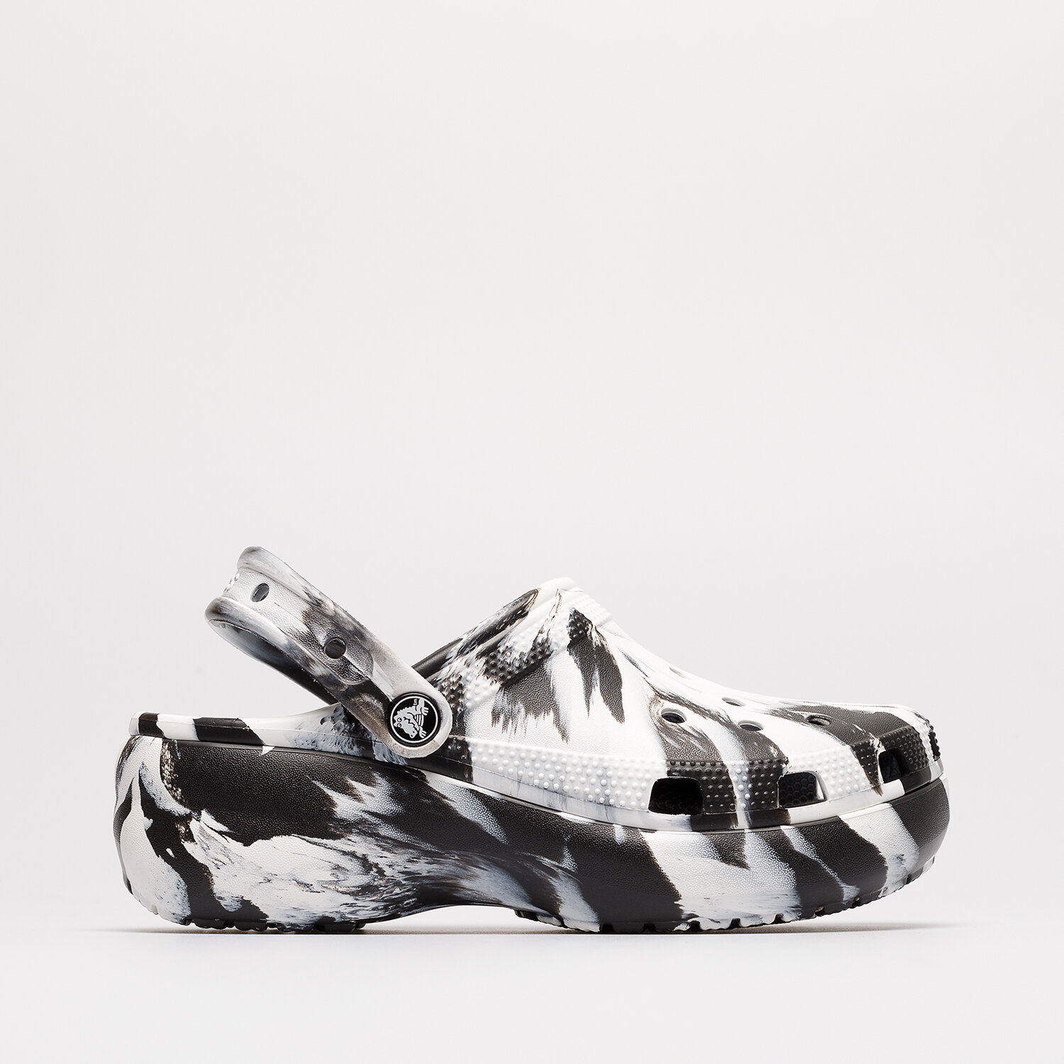 Klapki damskie CROCS PLATFORM MARBLED 207176-BW CZARNY