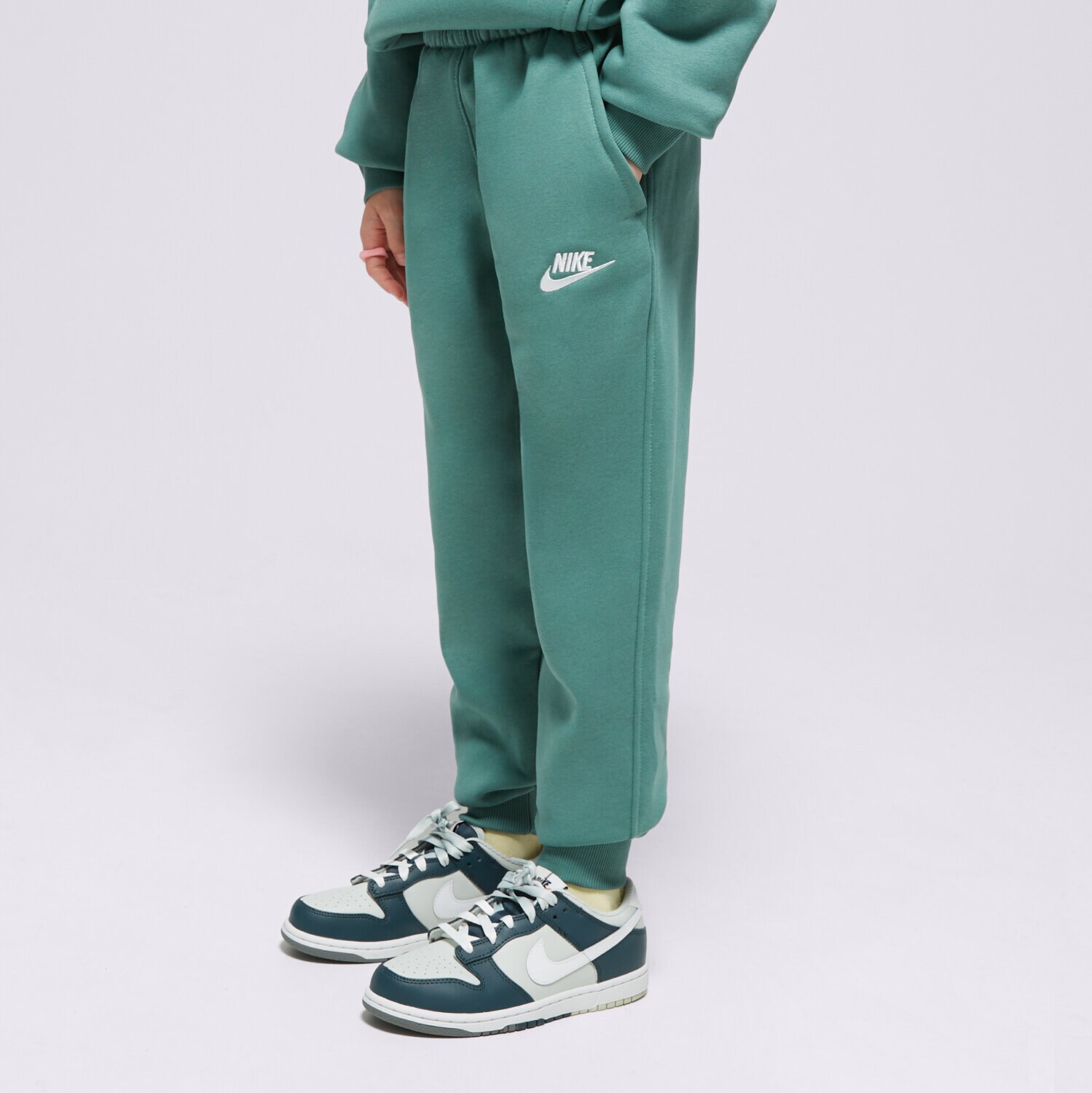 Sportowe spodnie dziecięce NIKE SPODNIE CLUB FLEECE BOY FD3008-361 ZIELONY