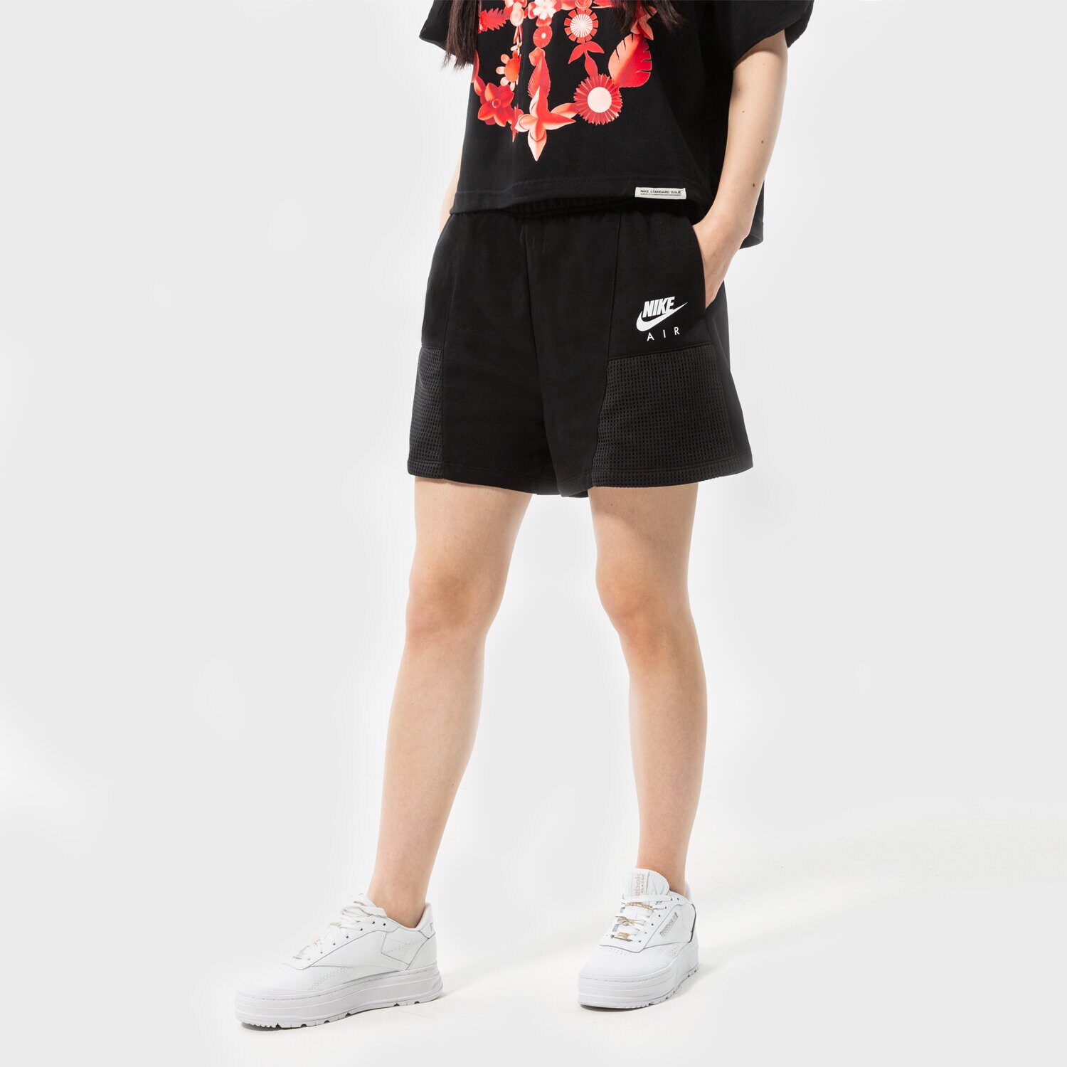 Krótkie spodenki, szorty damskie NIKE SZORTY W NSW AIR FLC SHORT DM6470-010 CZARNY