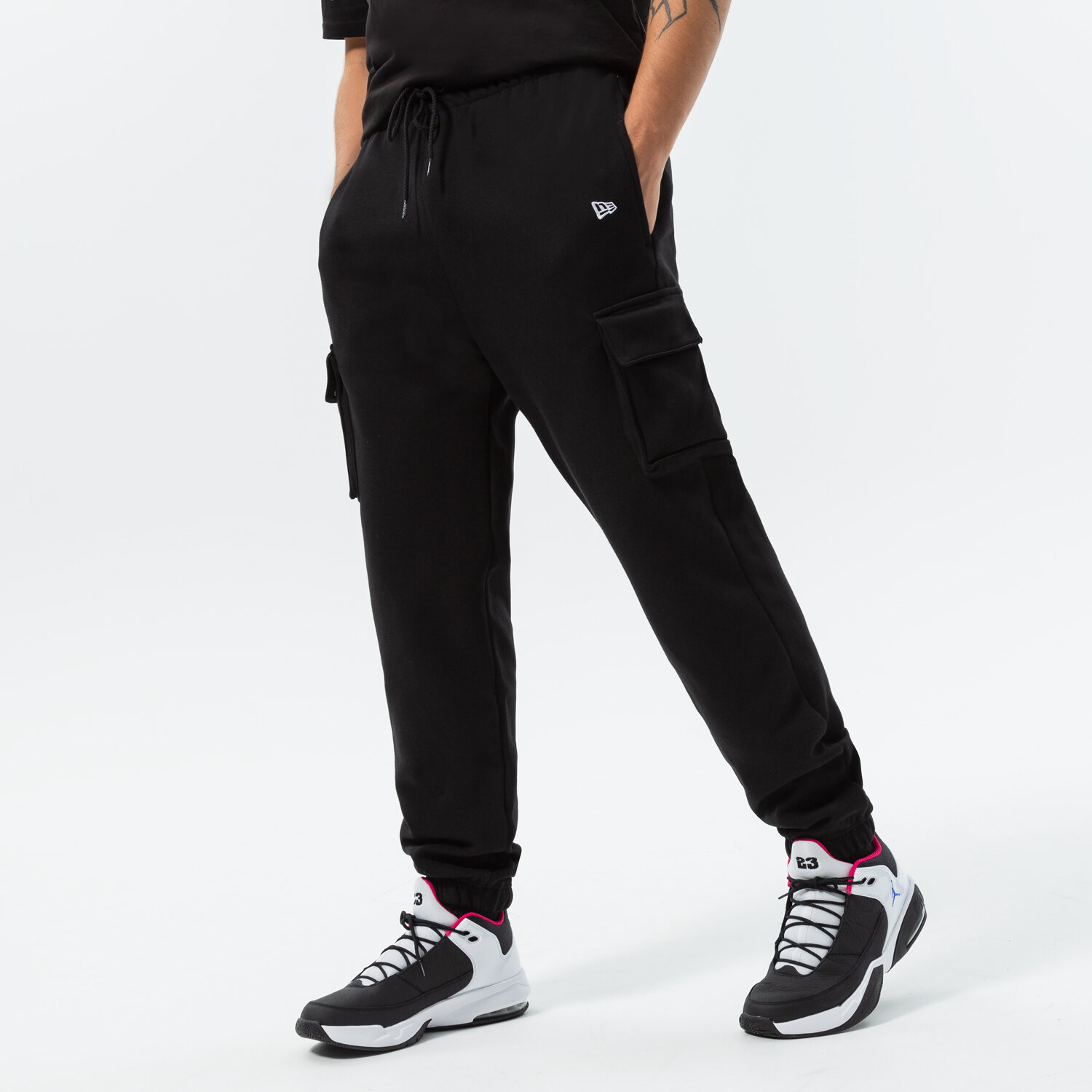 Spodnie sportowe męskie NEW ERA SPODNIE NE PREMIUM CARGO BLK NEW ERA BLKWHI 60284750 CZARNY