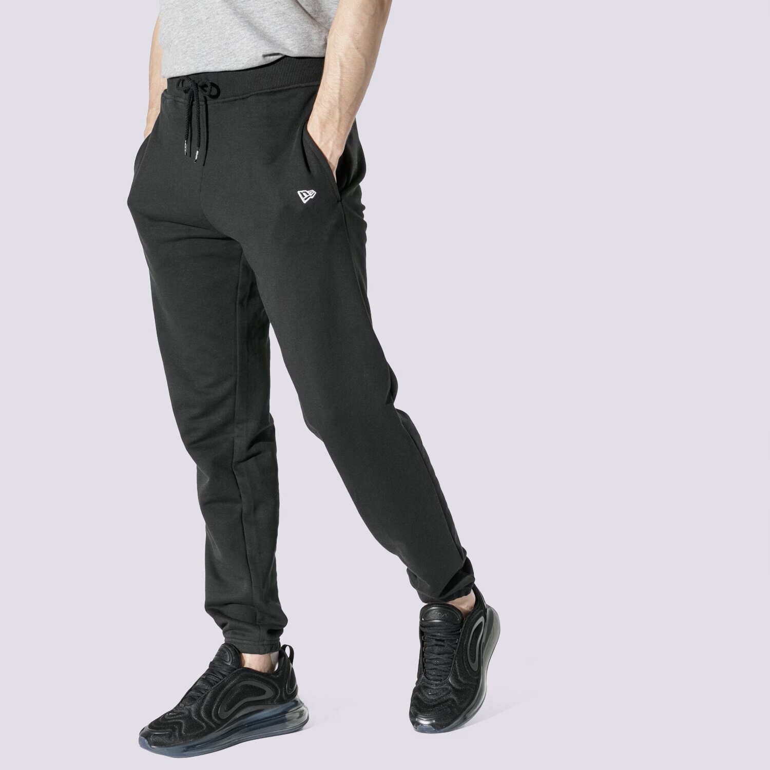 Spodnie sportowe męskie NEW ERA SPODNIE NE ESSENTIAL JOGGER BLK NEW ERA BLK 11860049 CZARNY