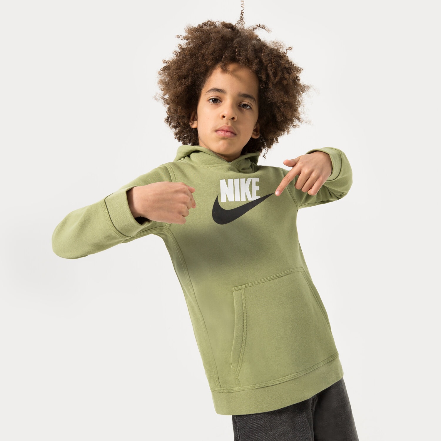 Sportowa bluza dziecięca NIKE BLUZA Z KAPTUREM SPORTSWEAR CLUB FLEECE BOY CJ7861-334 ZIELONY