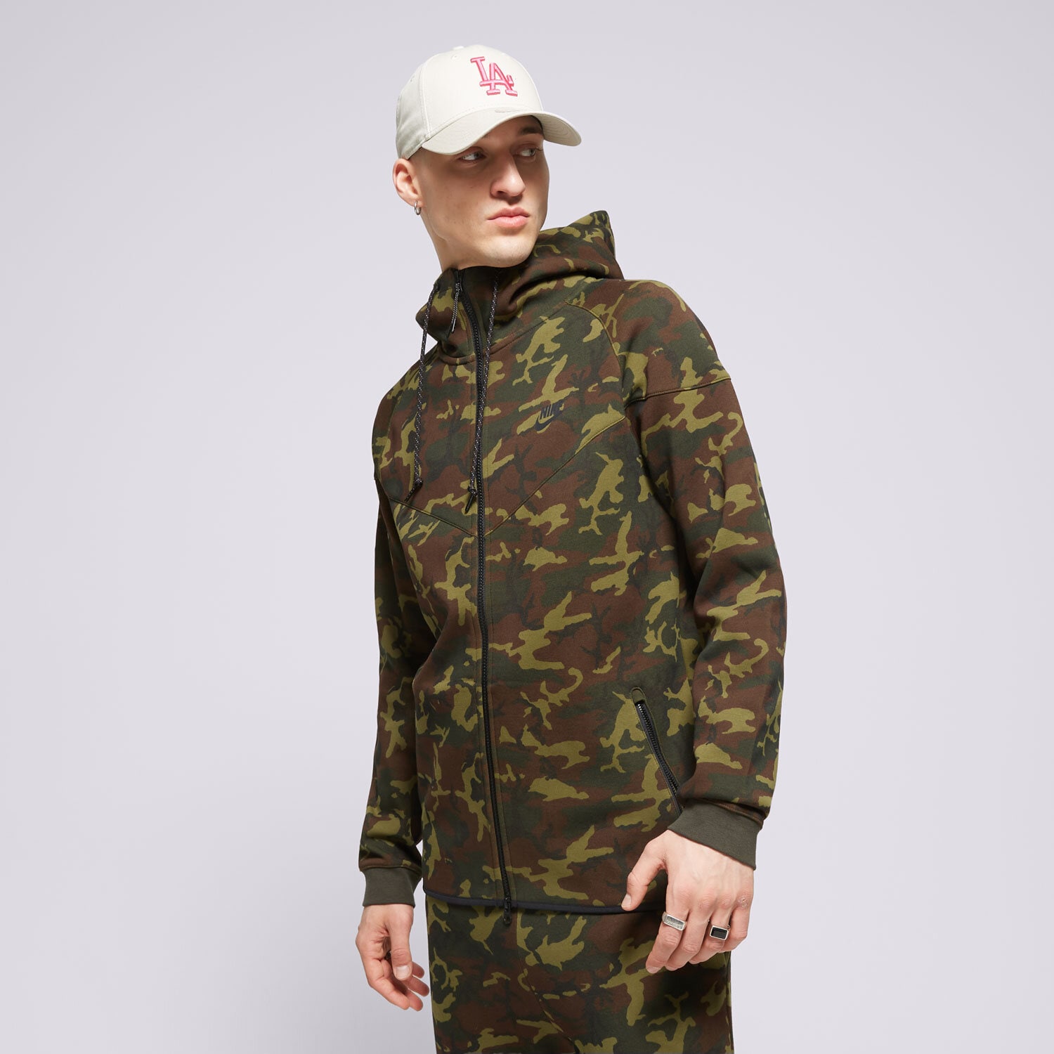 Bluza męska NIKE BLUZA Z KAPTUREM M NSW TCH FLC WR OGCAMO FN3929-355 CZARNY
