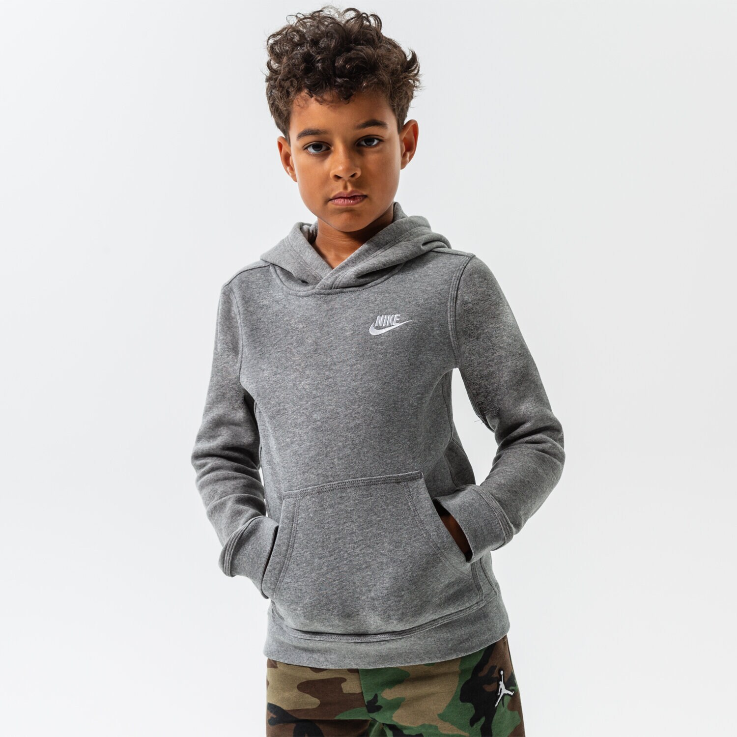 Sportowa bluza dziecięca NIKE BLUZA Z KAPTUREM NIKE SPORTSWEAR CLUB BOY BV3757-091 SZARY